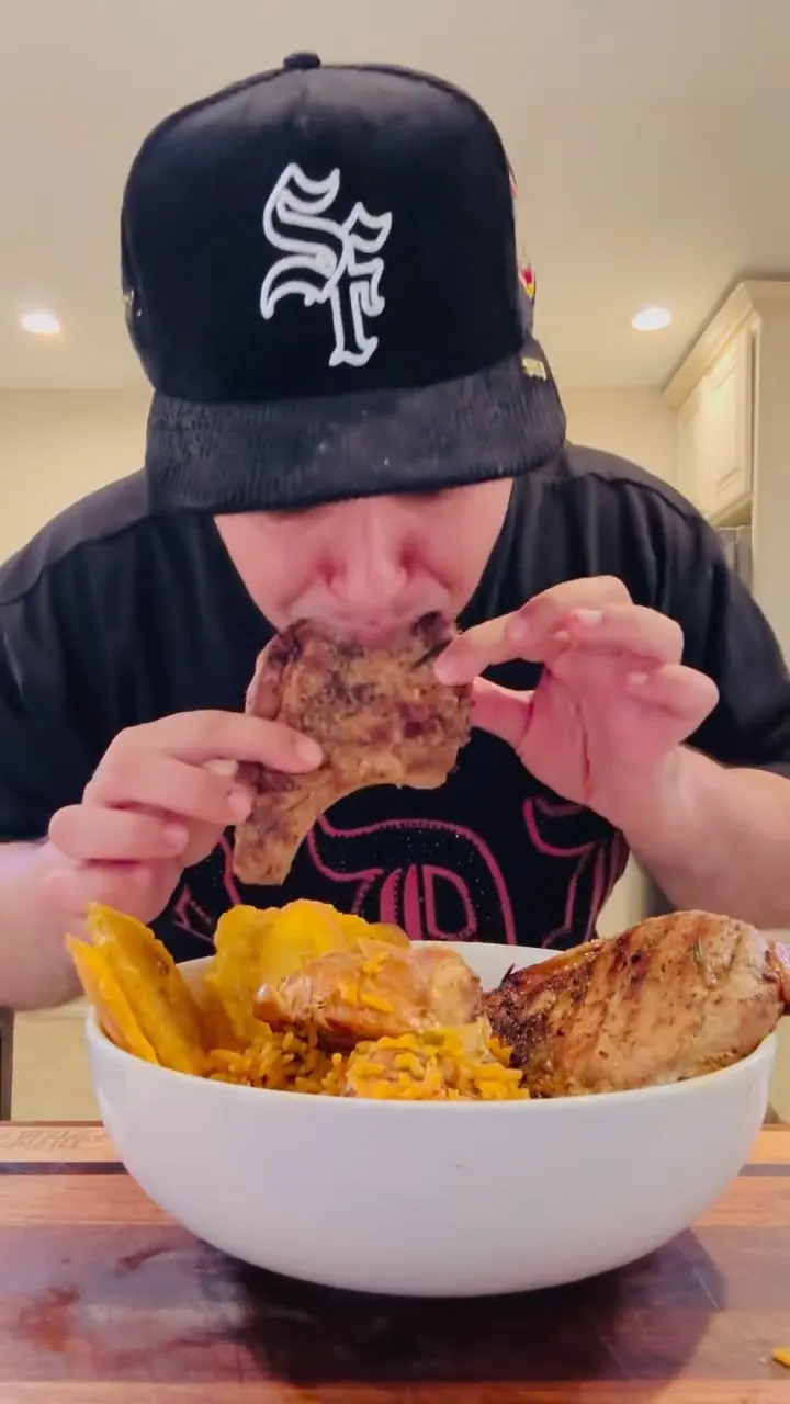 locrio-de-pollo-con-chuletas-de-cerdo
