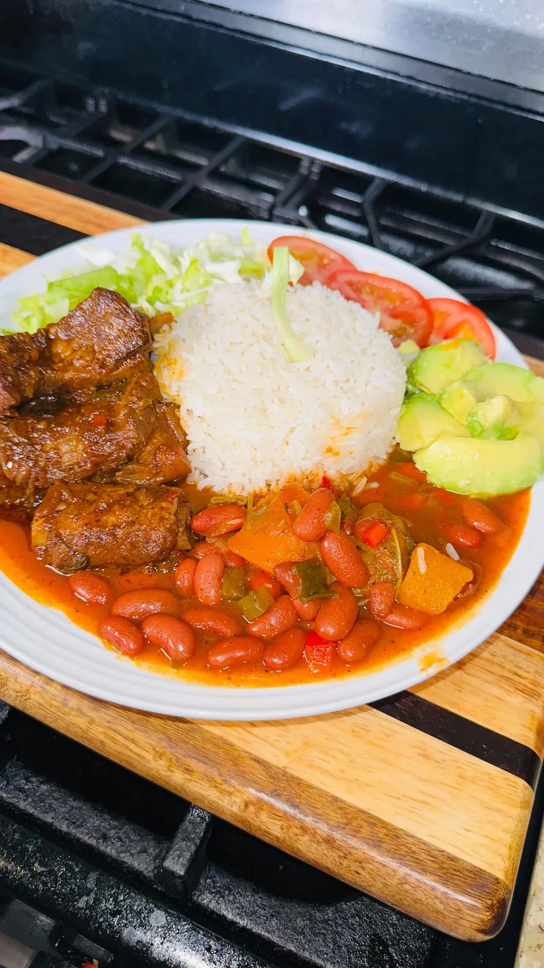 costilla-de-cerdo-con-arroz-y-habichuela