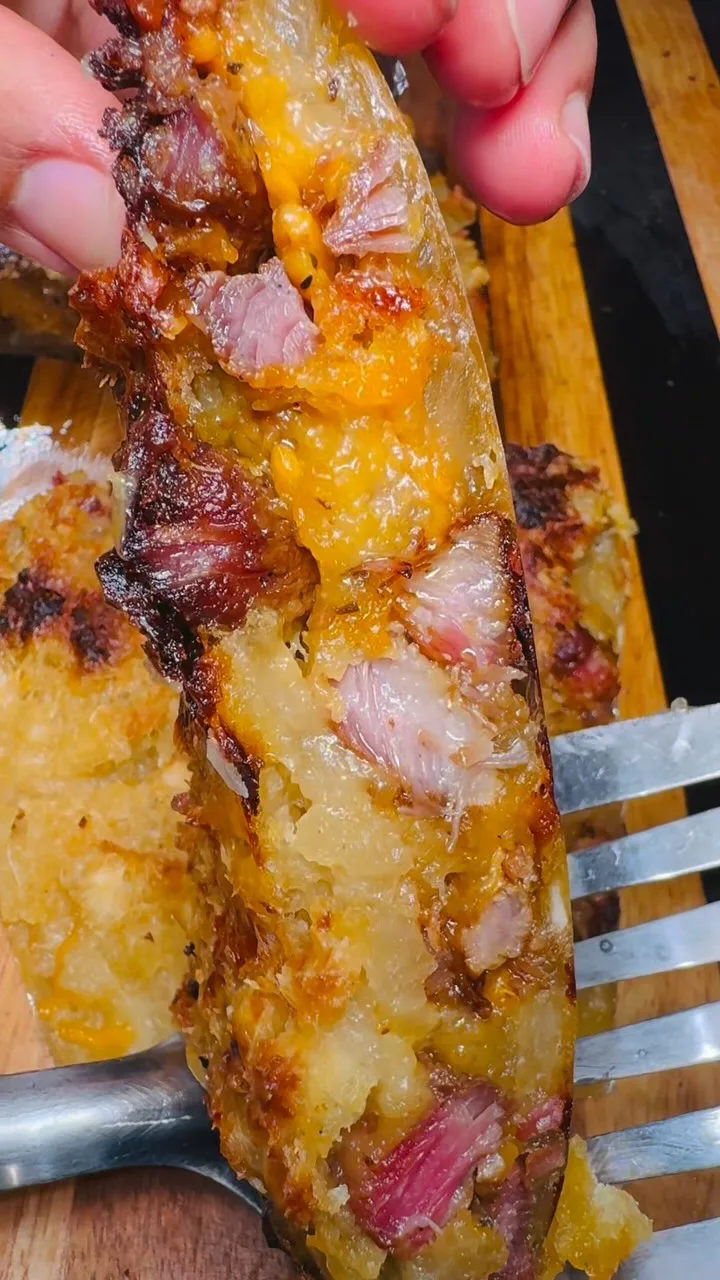 yuca-rellena-de-pernil-con-queso