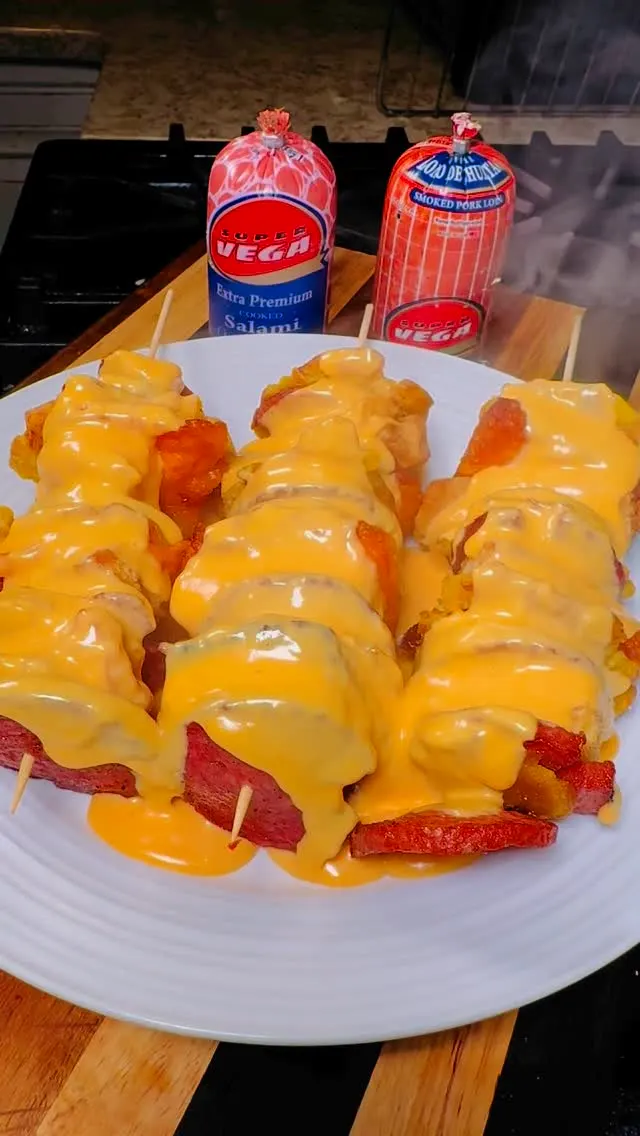 brochetas-de-lomo-de-chuleta-salami-super-vega-queso-tostones-y-yuca-fritas