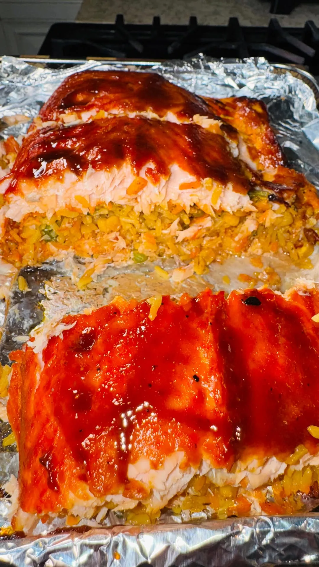 salmon-asado-relleno-de-arroz-con-vegetales