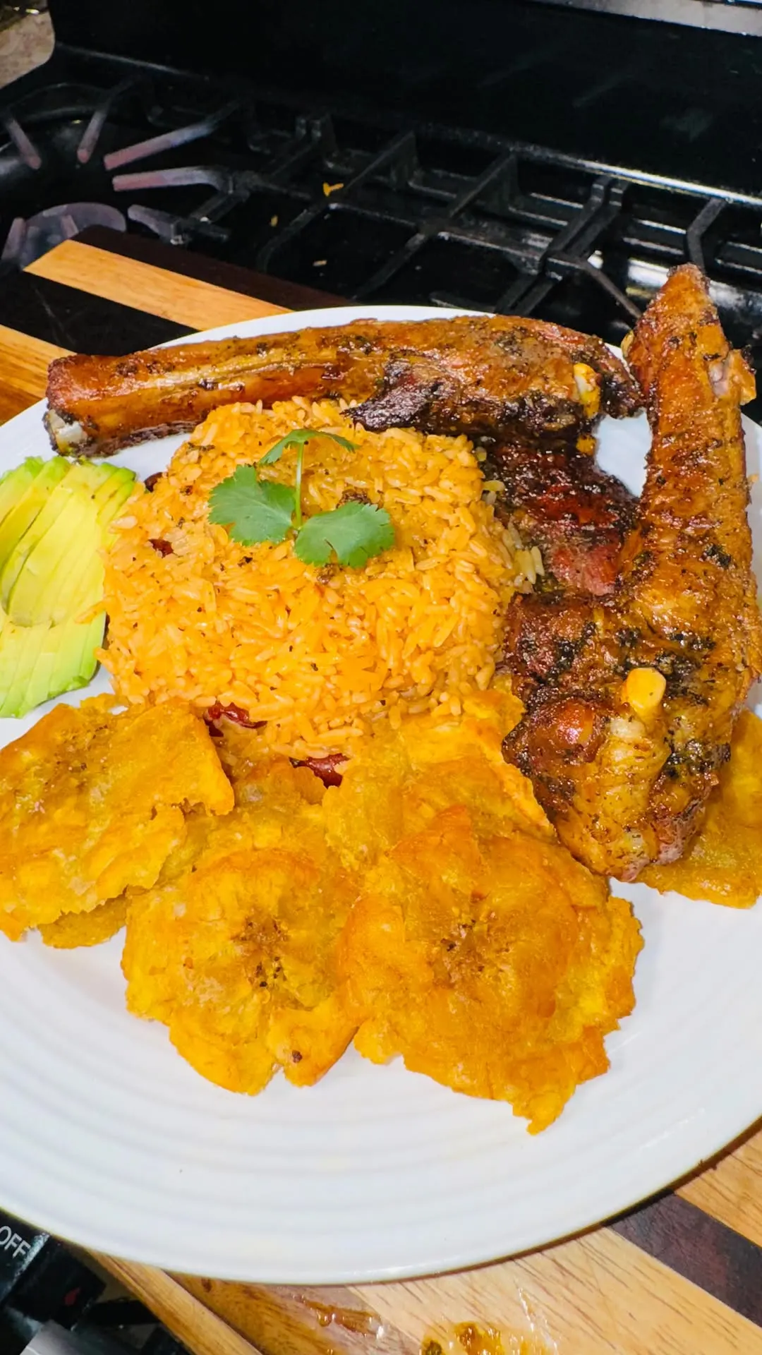costillas-de-cerdo-con-tostones-y-moro-de-habichuela