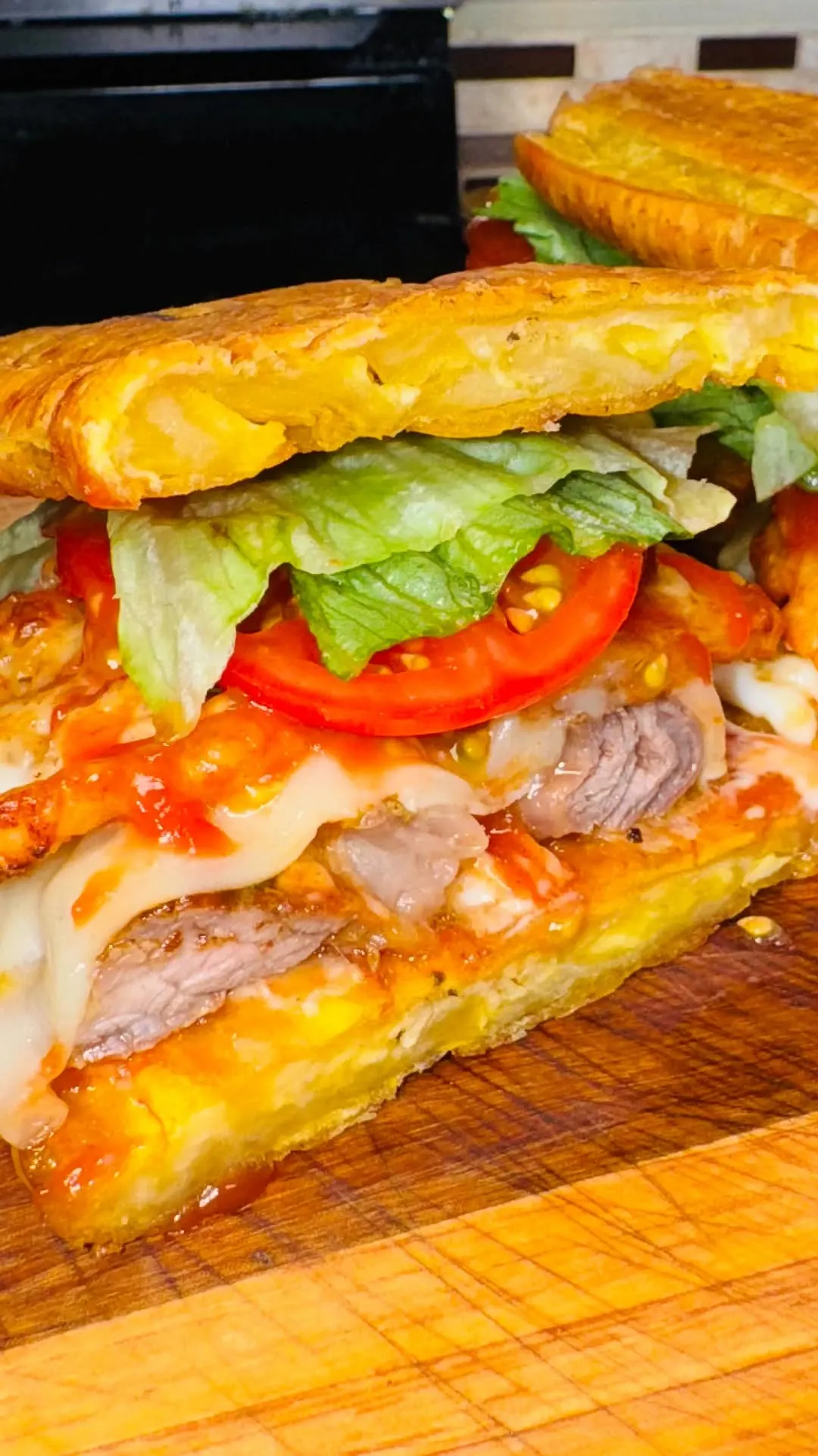 patacon-de-ribeye-queso-y-salami