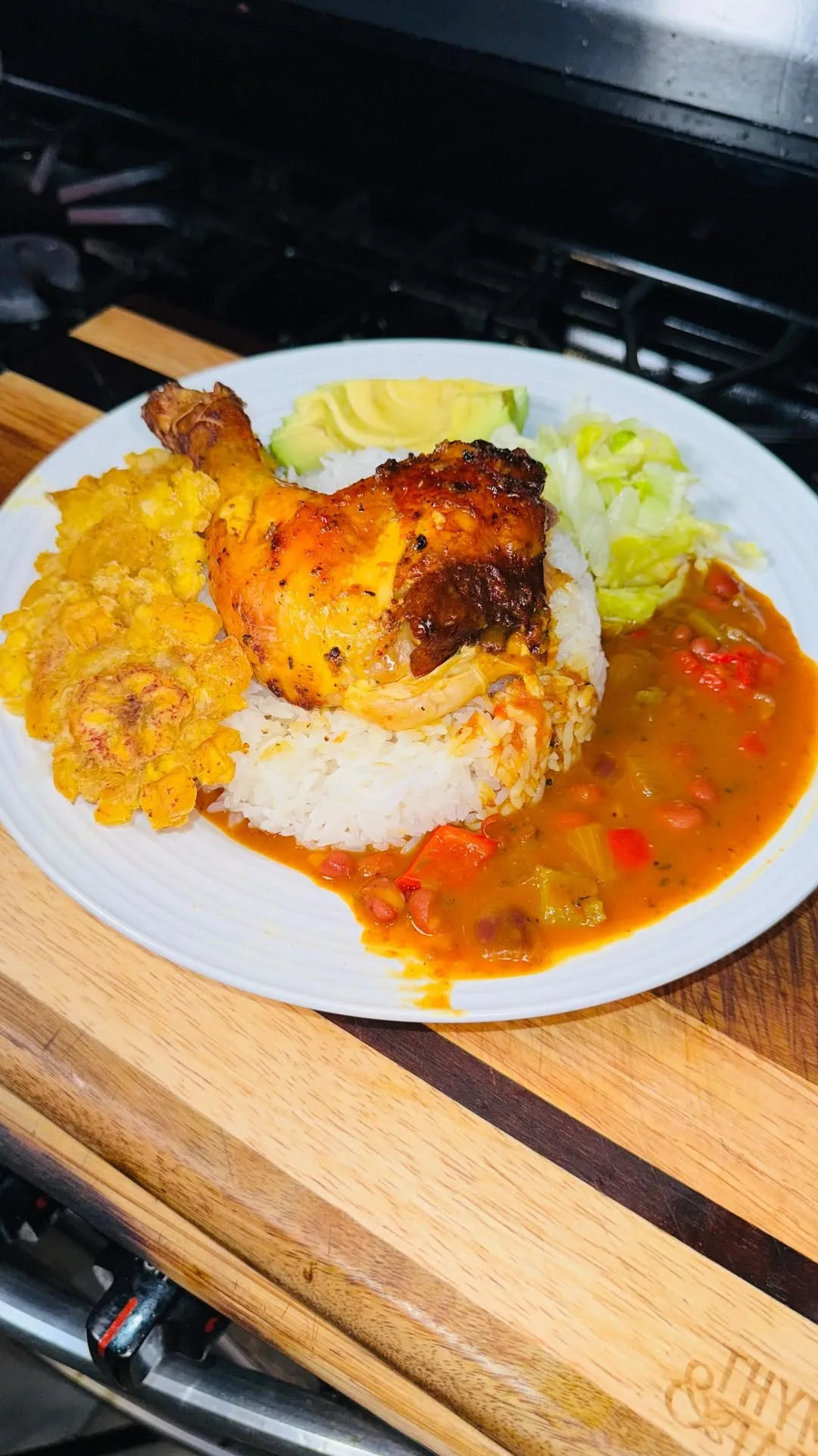 pollo-asado-con-arroz-y-habichuelas