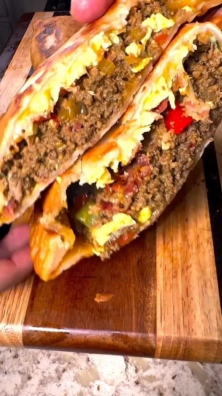 empanada-gigante-rellena-de-carne-huevo-tocino-y-queso-mixto