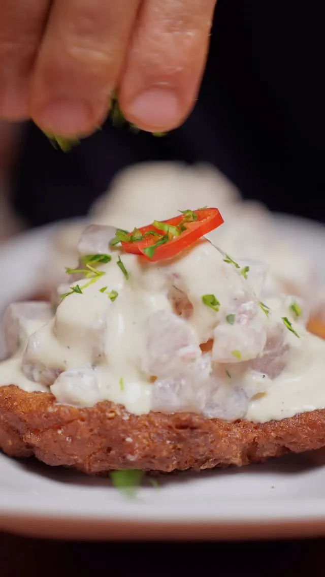 tortitas-de-choclo-con-tartar-de-pescado-en-salsa-acevichada-corn-pancakes-with-fish-tartare-in-ceviche-sauce