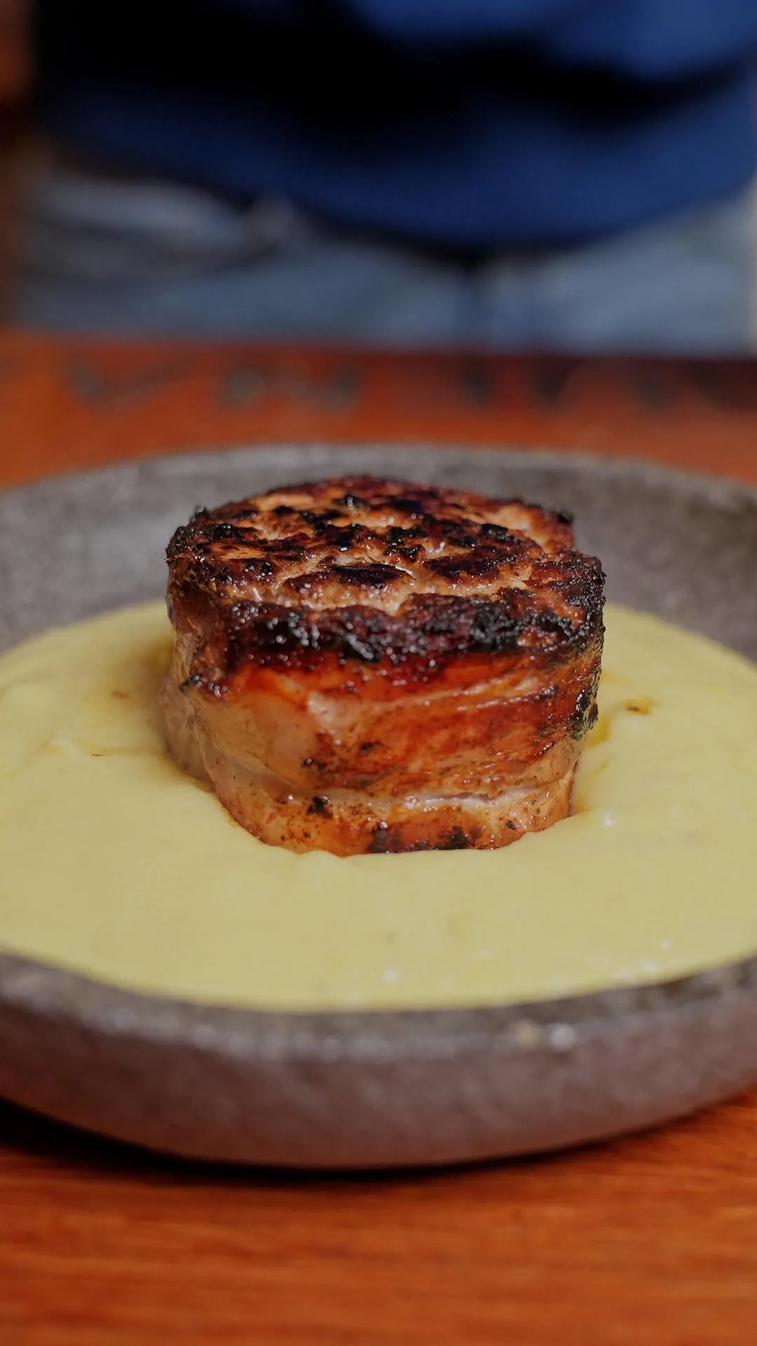 medallones-de-cerdo-envueltos-en-tocino-sobre-pure-rustico-de-papa-amarilla-bacon-wrapped-pork-medallions-over-rustic-yellow-potato-puree