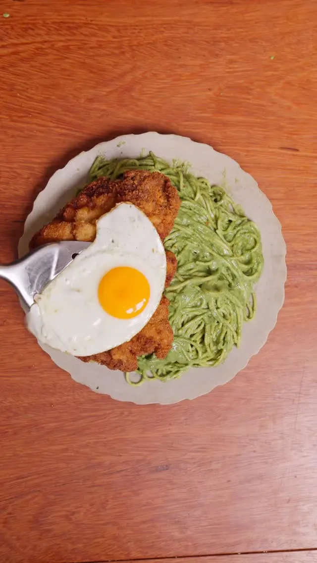 tallarines-verdes-con-bistec-apanado-a-lo-pobre-green-noodles-with-breaded-steak-in-poor-man's-style