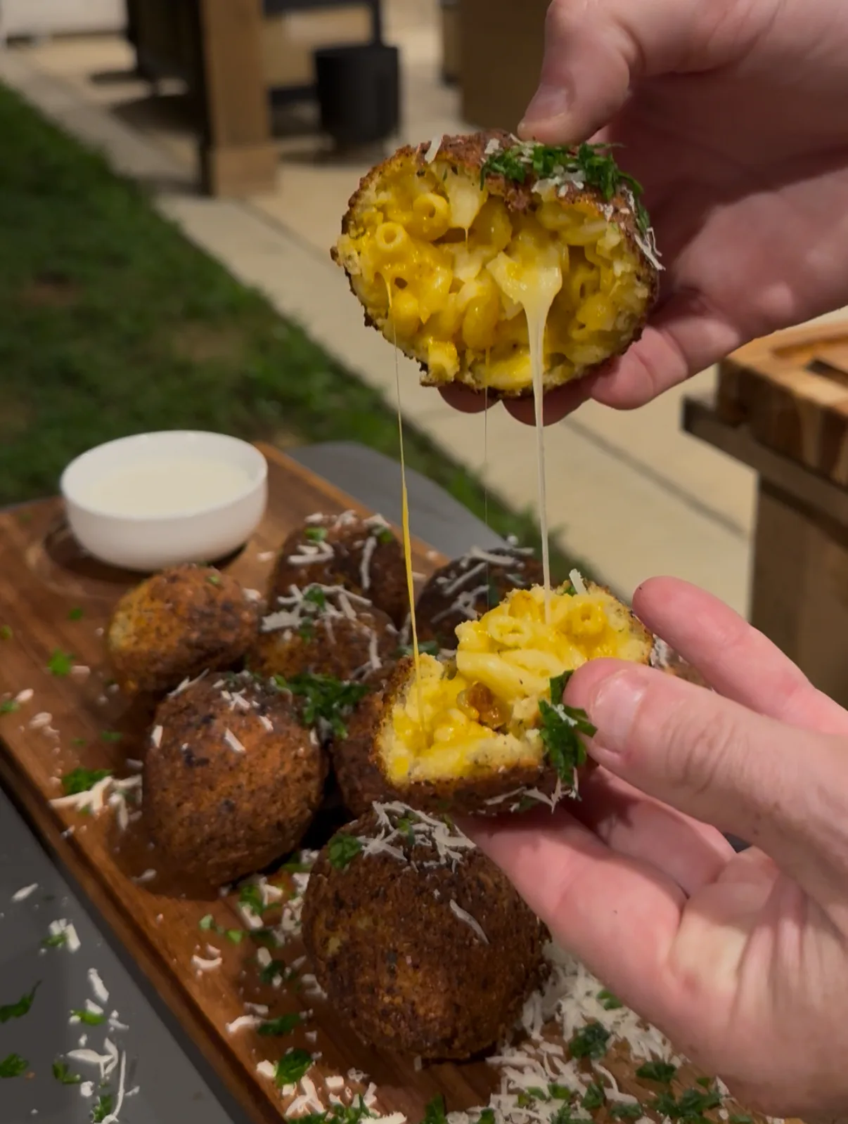 fried-bacon-mac-and-cheese-balls