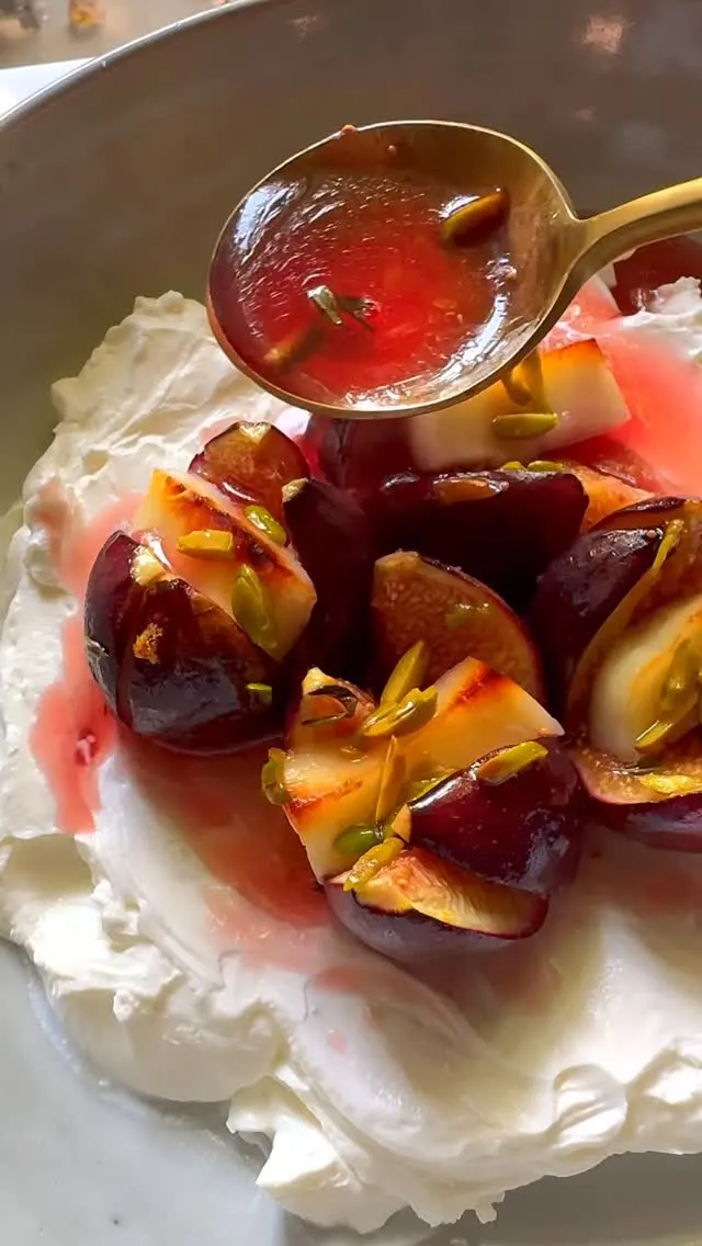 baked-figs-stuffed-with-halloumi-on-cold-labna