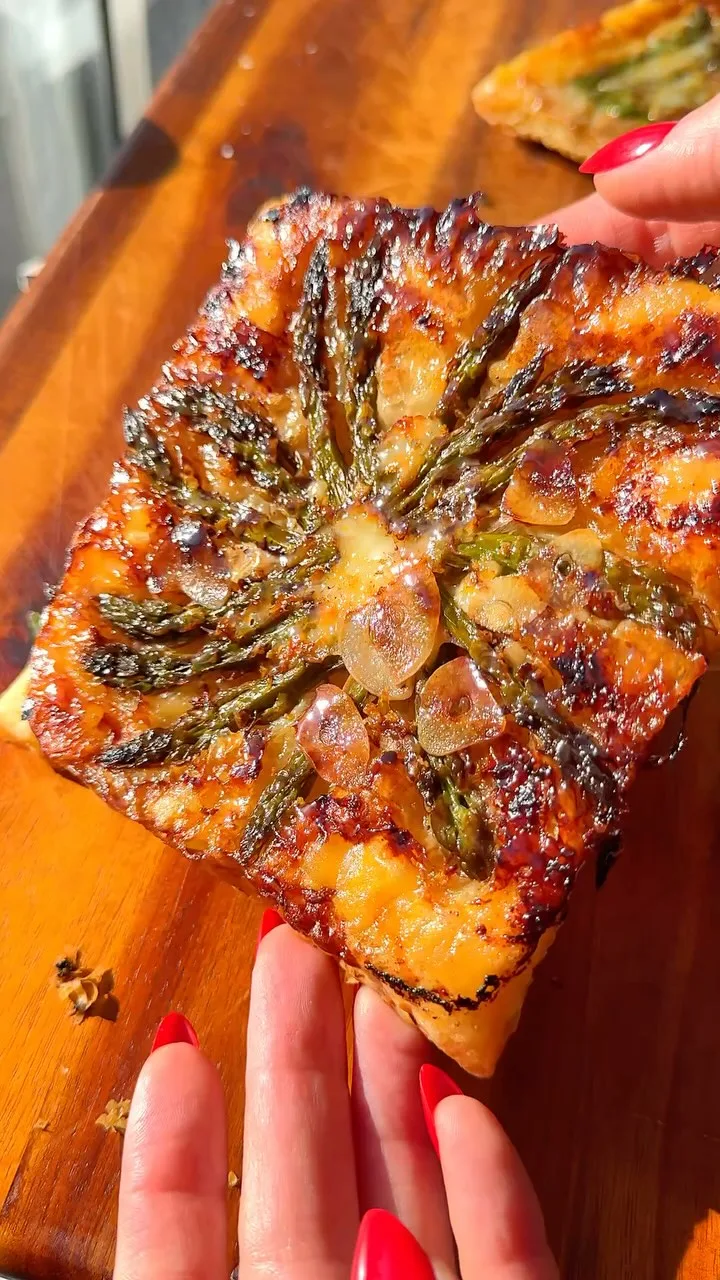 cheesy-and-garlicky-asparagus-upside-down-mini-pie