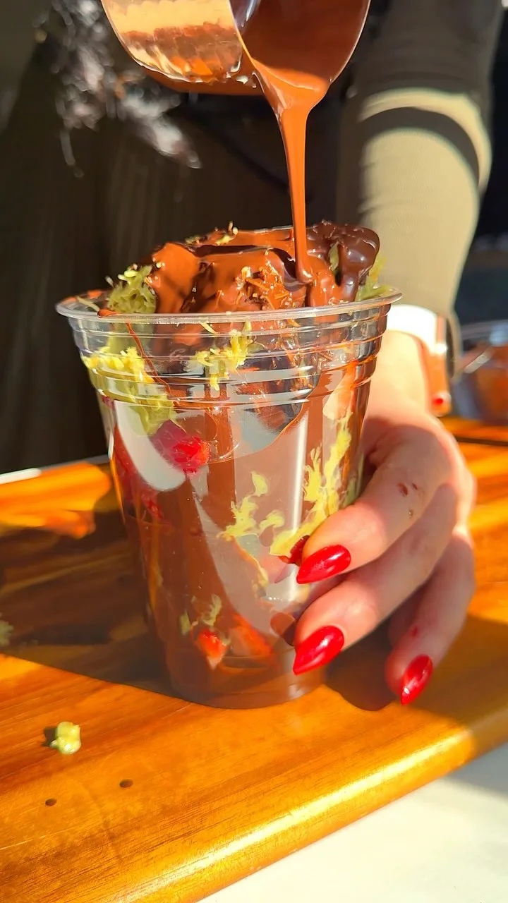 valentine's-day-dubai-chocolate-strawberry-cups