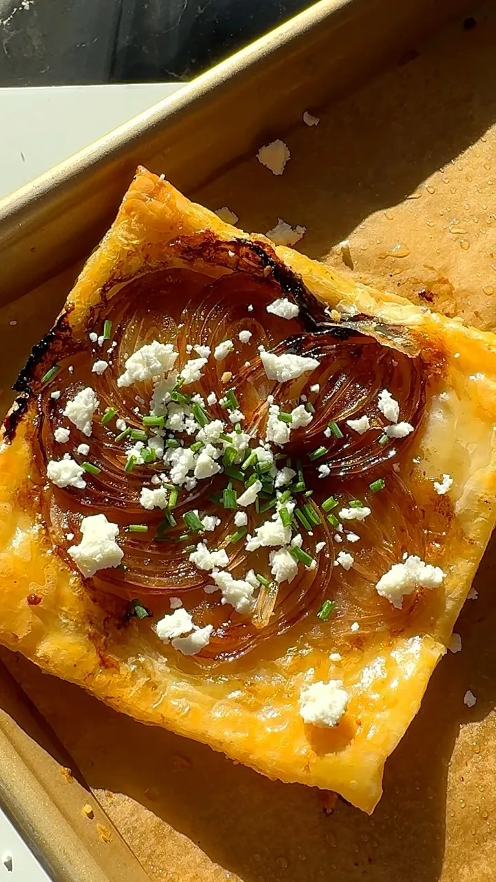 caramelized-onions-and-balsamic-glaze-upside-down-pie