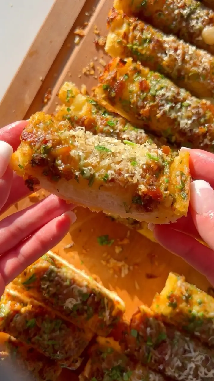 caramelized-onion-garlic-bread