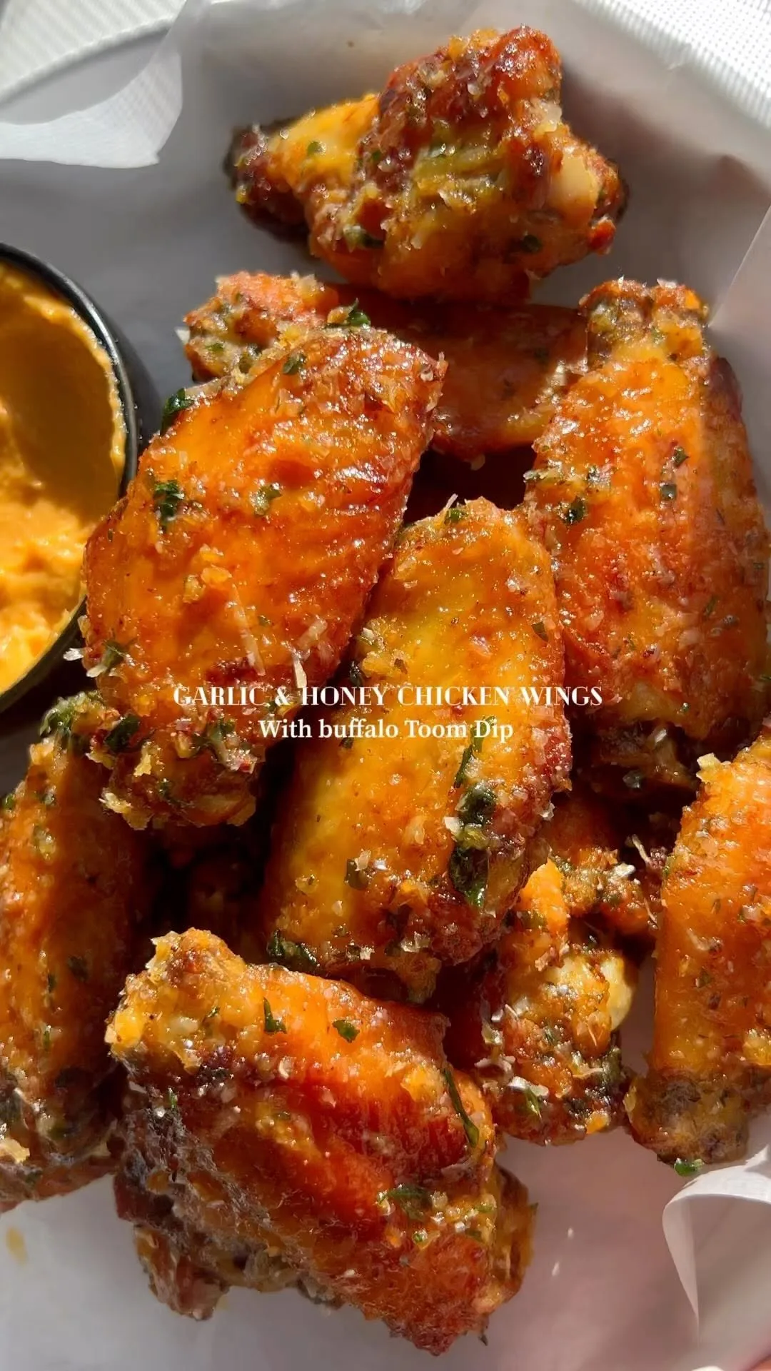 garlic-honey-chicken-wings-with-buffalo-garlic-toom-dip