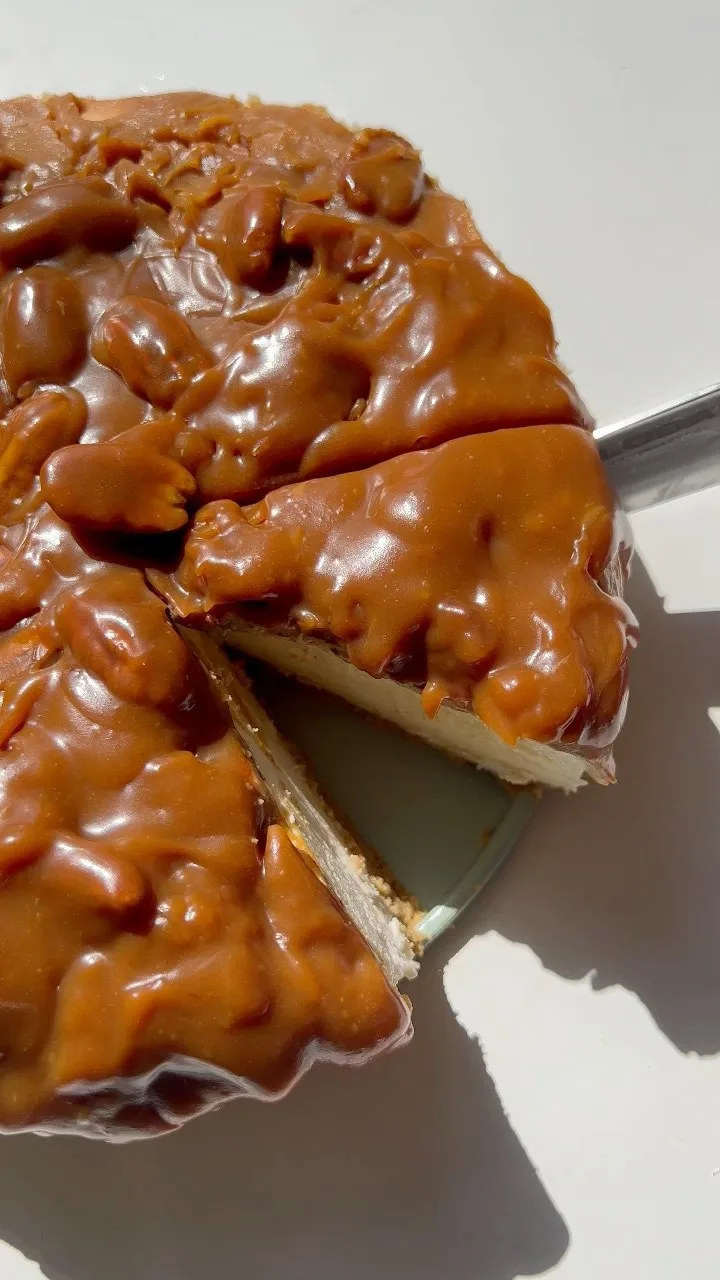 cold-cheesecake-with-caramel-and-toasted-pecan
