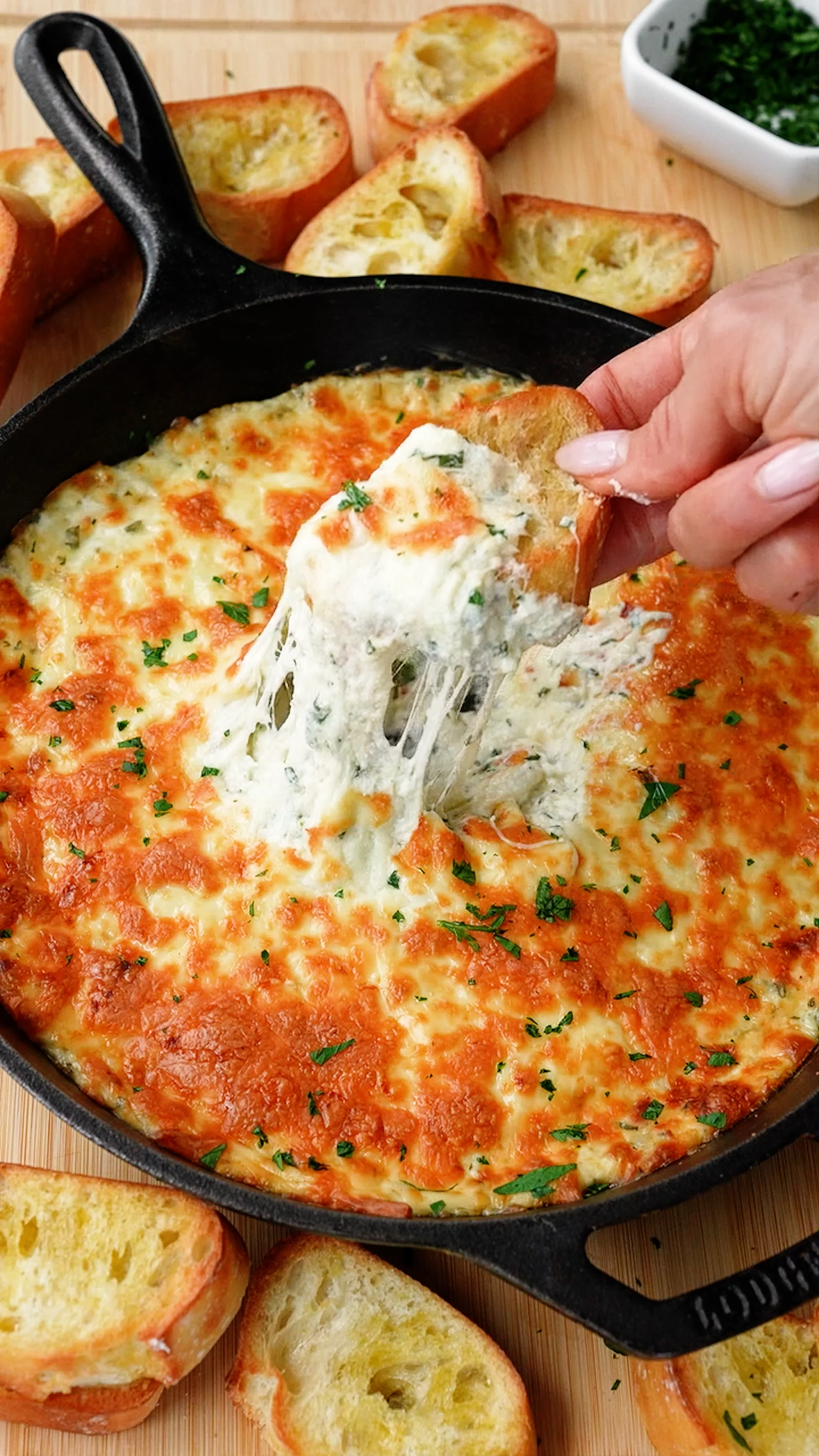 cheesy-roasted-garlic-bread-dip