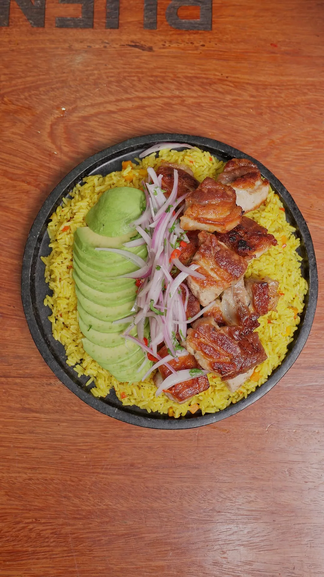 arroz-amarillo-con-panceta-dorada-y-salsa-criolla-yellow-rice-with-golden-bacon-and-creole-sauce