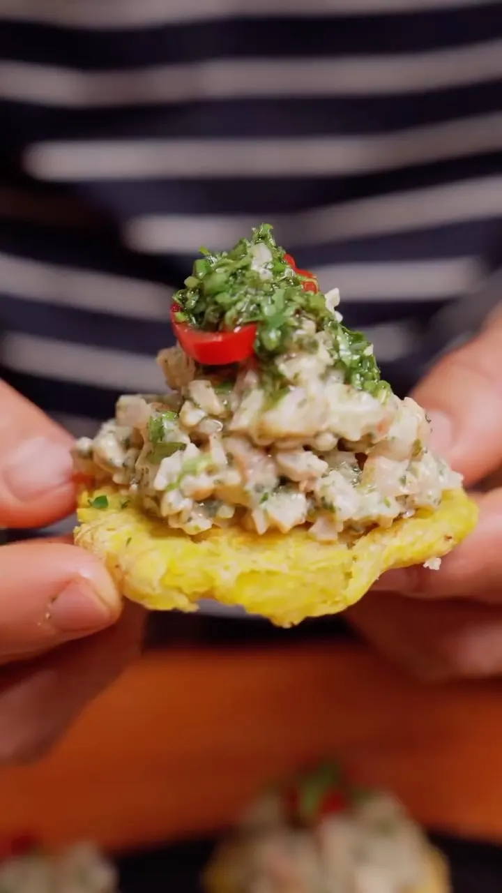 patacones-en-freidora-de-aire-con-tartar-cremoso-de-langostinos-al-chimichurri-fried-plantains-in-air-fryer-with-creamy-shrimp-tartar-in-chimichurri-sauce
