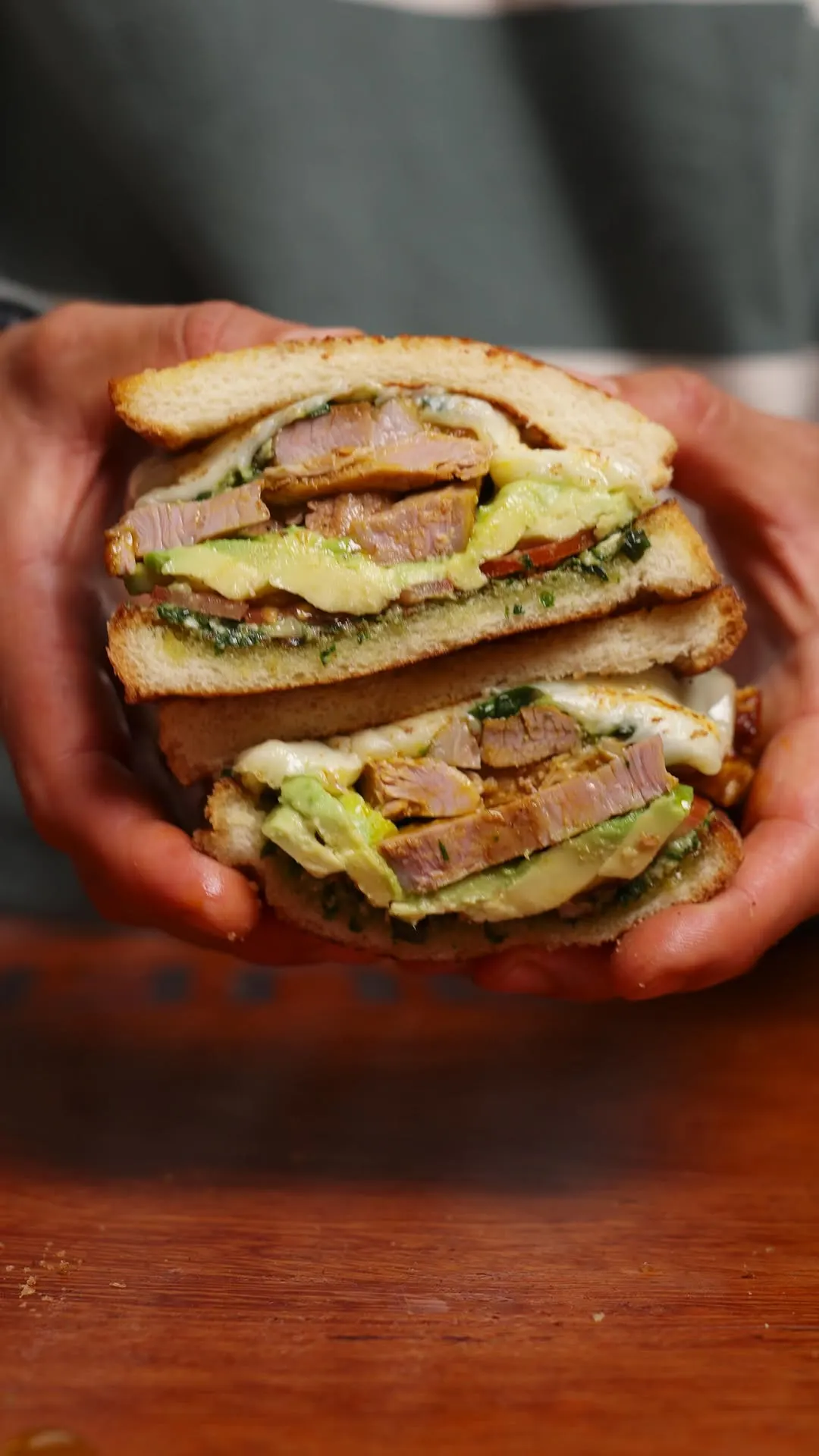 sanguche-mixto-criollo-con-jamon-del-pais-casero-y-pesto-rustico-mixed-creole-sandwich-with-homemade-country-ham-and-rustic-pesto
