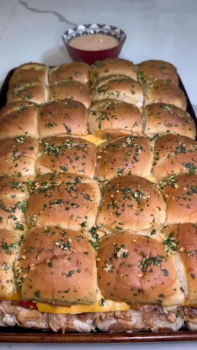 chipotle-chicken-sliders-with-a-sweet-and-savory-lime-sauce