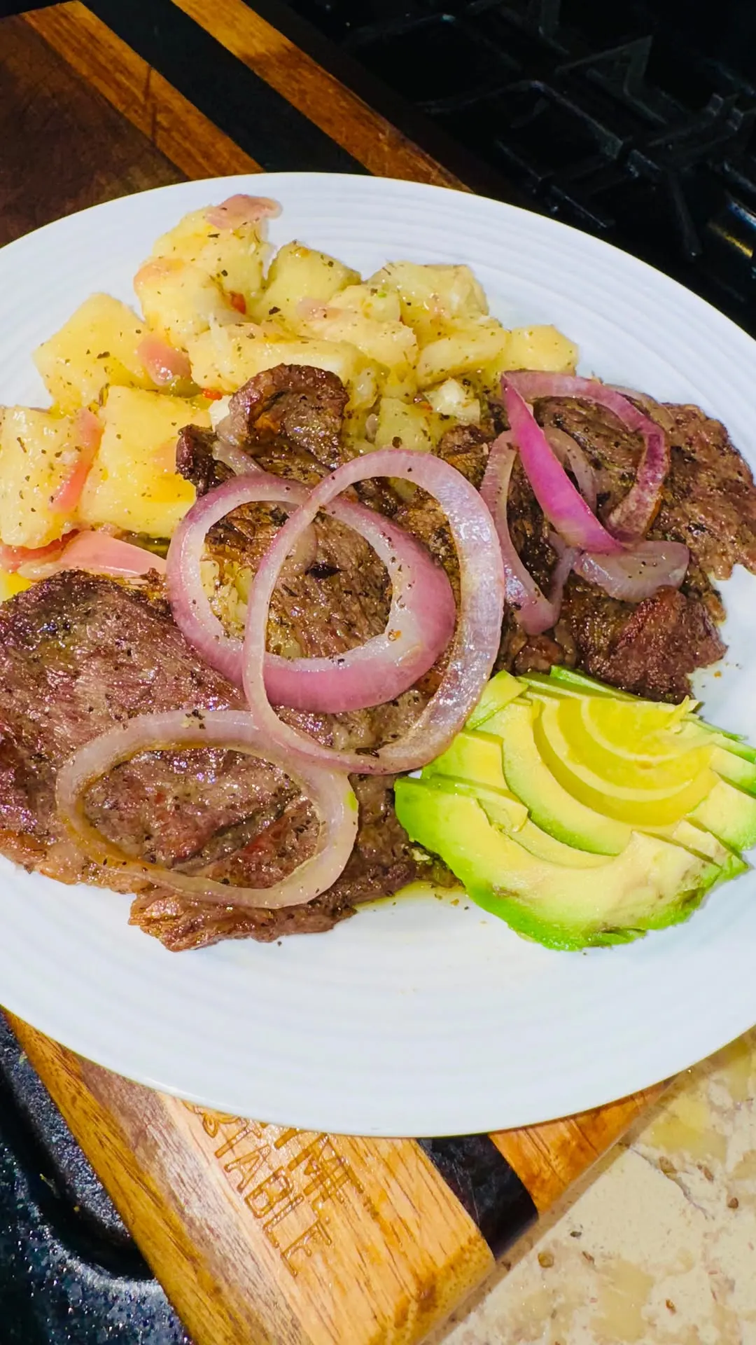 bistec-encebollado-con-yuca-al-mojo
