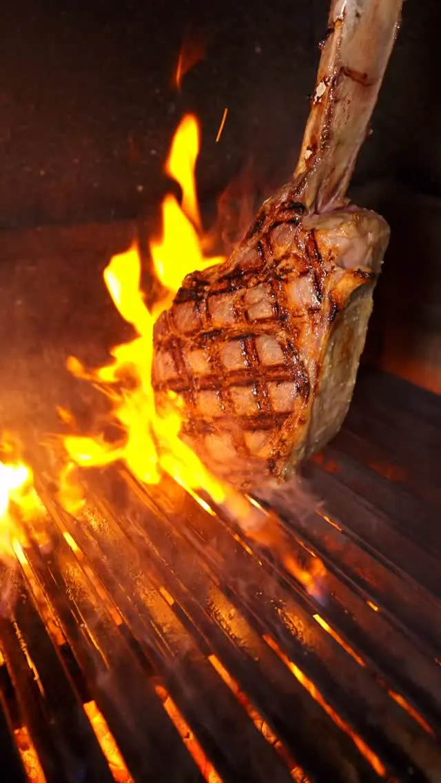 tomahawk-a-la-parrilla-con-aceite-ahumado-y-mac-and-cheese-a-los-cuatro-quesos-grilled-tomahawk-with-smoked-oil-and-four-cheese-mac-and-cheese