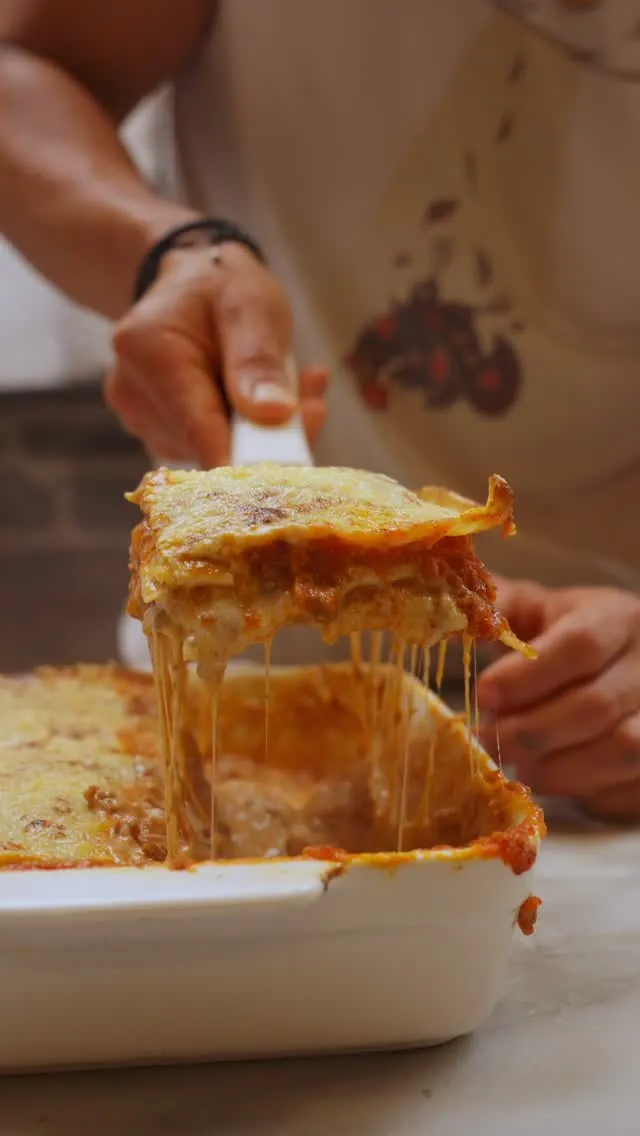 lasana-a-los-cuatro-quesos-(lasagna-ai-quattro-formaggi)-con-un-toque-de-bolonesa-four-cheese-lasagna-(lasagna-ai-quattro-formaggi)-with-a-touch-of-bolognese