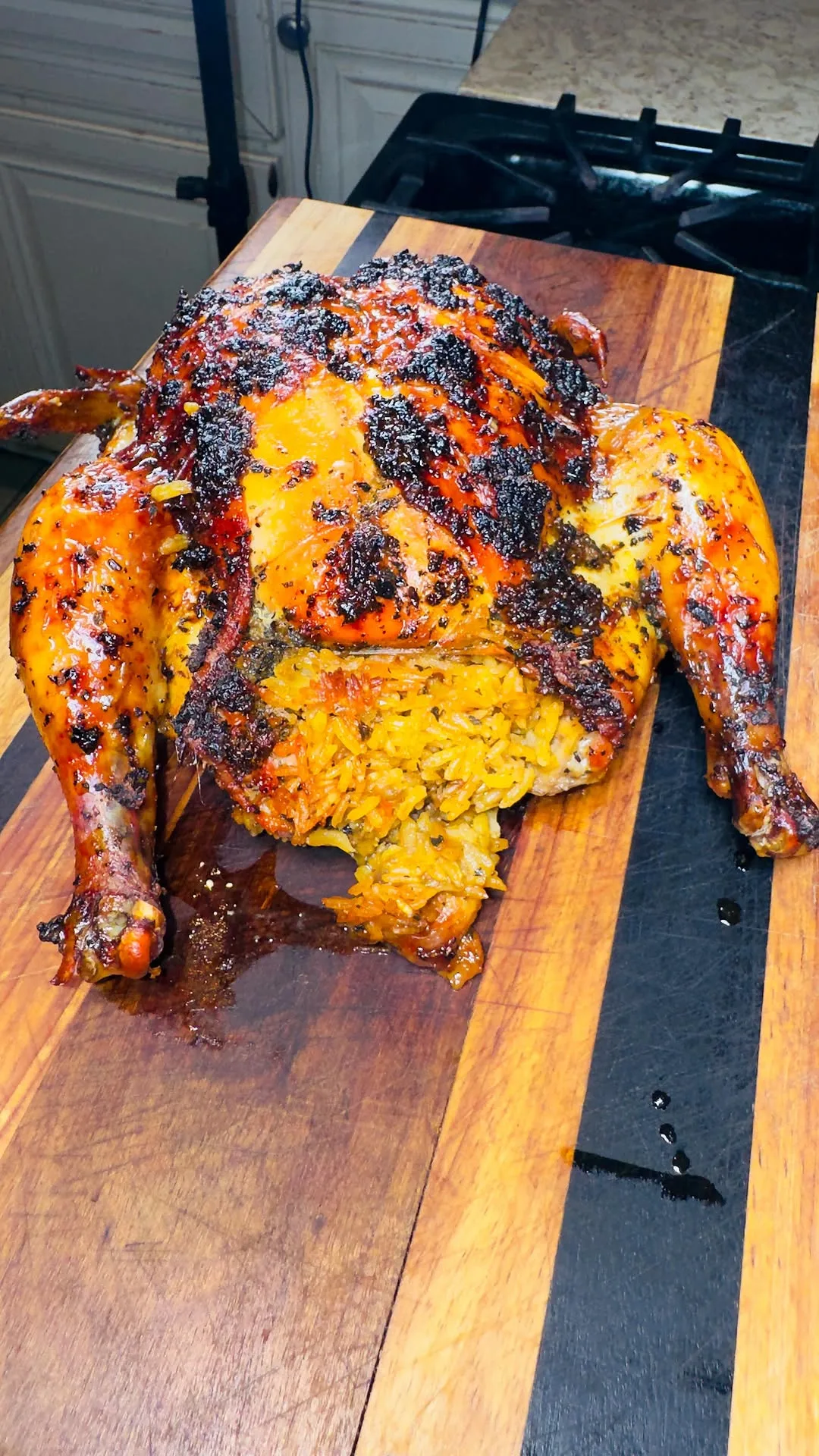 pollo-asado-relleno-de-moro-de-guandules-con-leche-de-coco