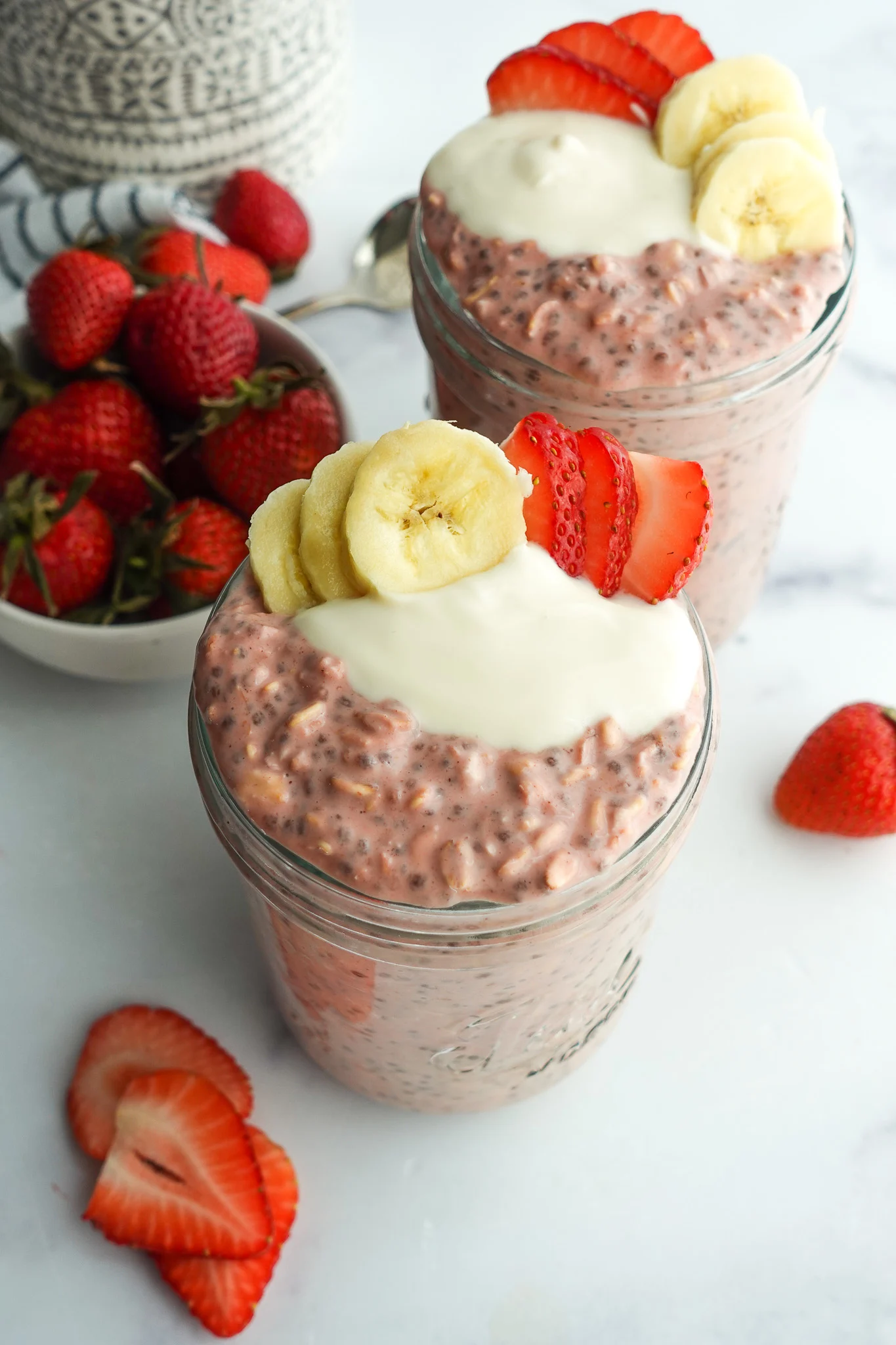 creamy-strawberry-overnight-oats-with-yogurt