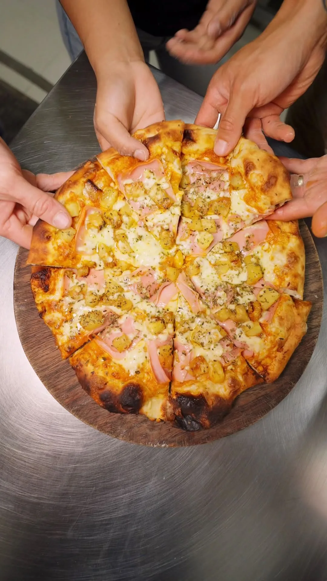 pizza-hawaiana-artesanal-con-pina-caramelizada-y-salsa-casera-handcrafted-hawaiian-pizza-with-caramelized-pineapple-and-homemade-sauce