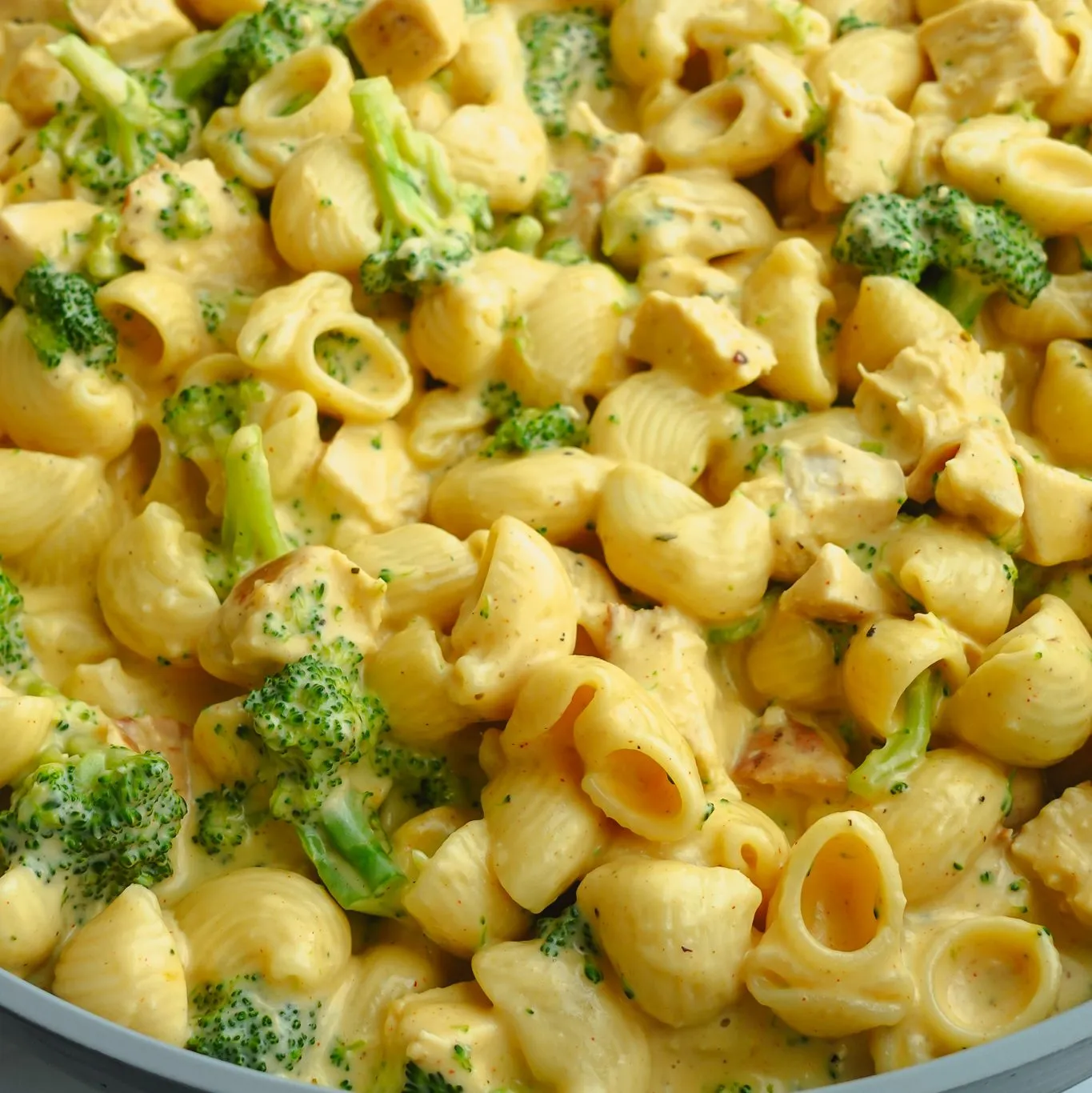 broccoli-cheddar-mac-and-cheese-with-chicken-2