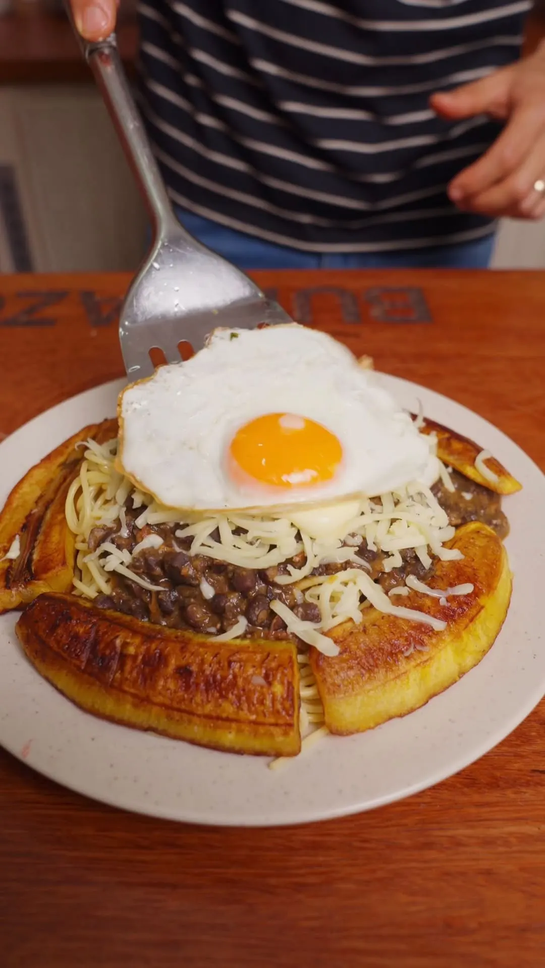 pasta-con-caraotas-negras-guisadas-y-tajadas-(estilo-pabellon-venezolano)-pasta-with-stewed-black-beans-and-slices-(venezuelan-pavilion-style)