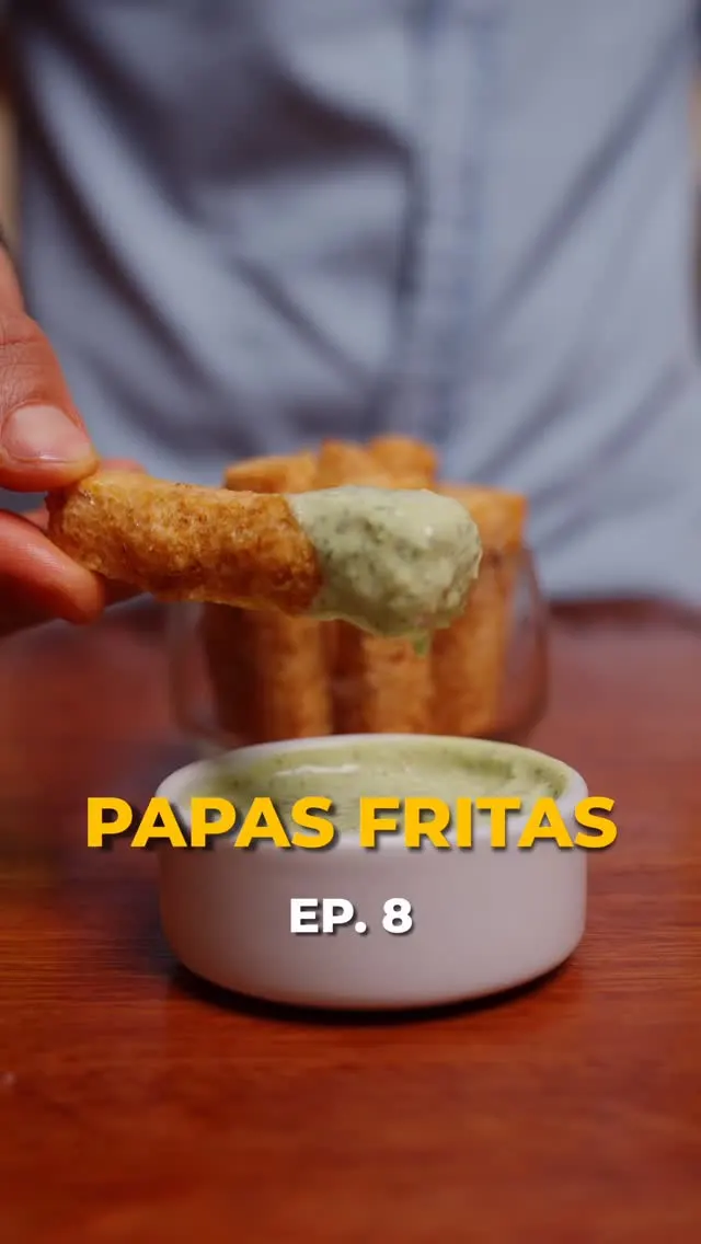 "papas-fritas"-de-arroz-con-queso-parmesano-y-salsa-verde-criolla-"parmesan-cheese-rice-french-fries-with-creole-green-sauce"