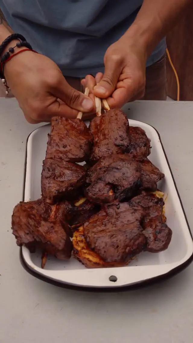 anticuchos-de-corazon-de-res-con-papas-doradas-y-aji-carretillero-beef-heart-skewers-with-golden-potatoes-and-street-vendor's-chili-sauce