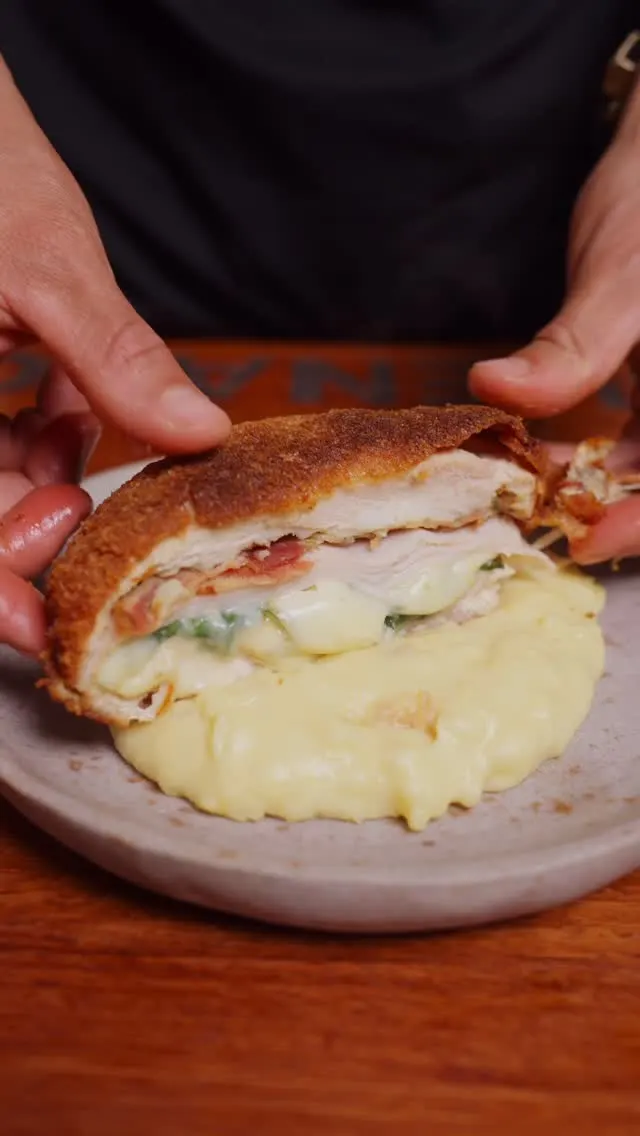 milanesa-de-pollo-rellena-(cordon-bleu-con-tocino)-sobre-pure-cremoso-stuffed-chicken-milanese-(cordon-bleu-with-bacon)-over-creamy-mashed-potatoes