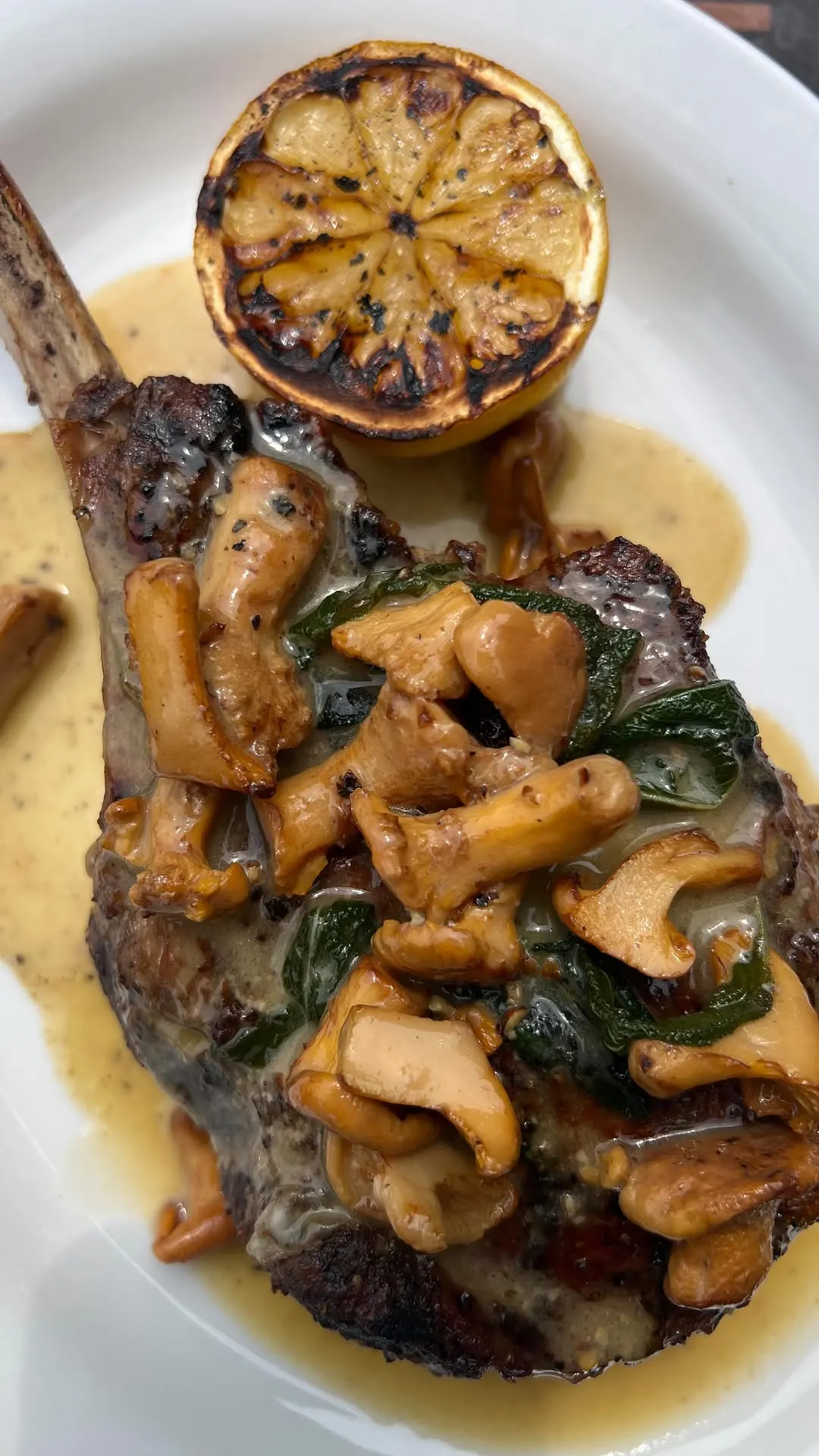 cote-de-veau-farcie-sauce-aux-chanterelles