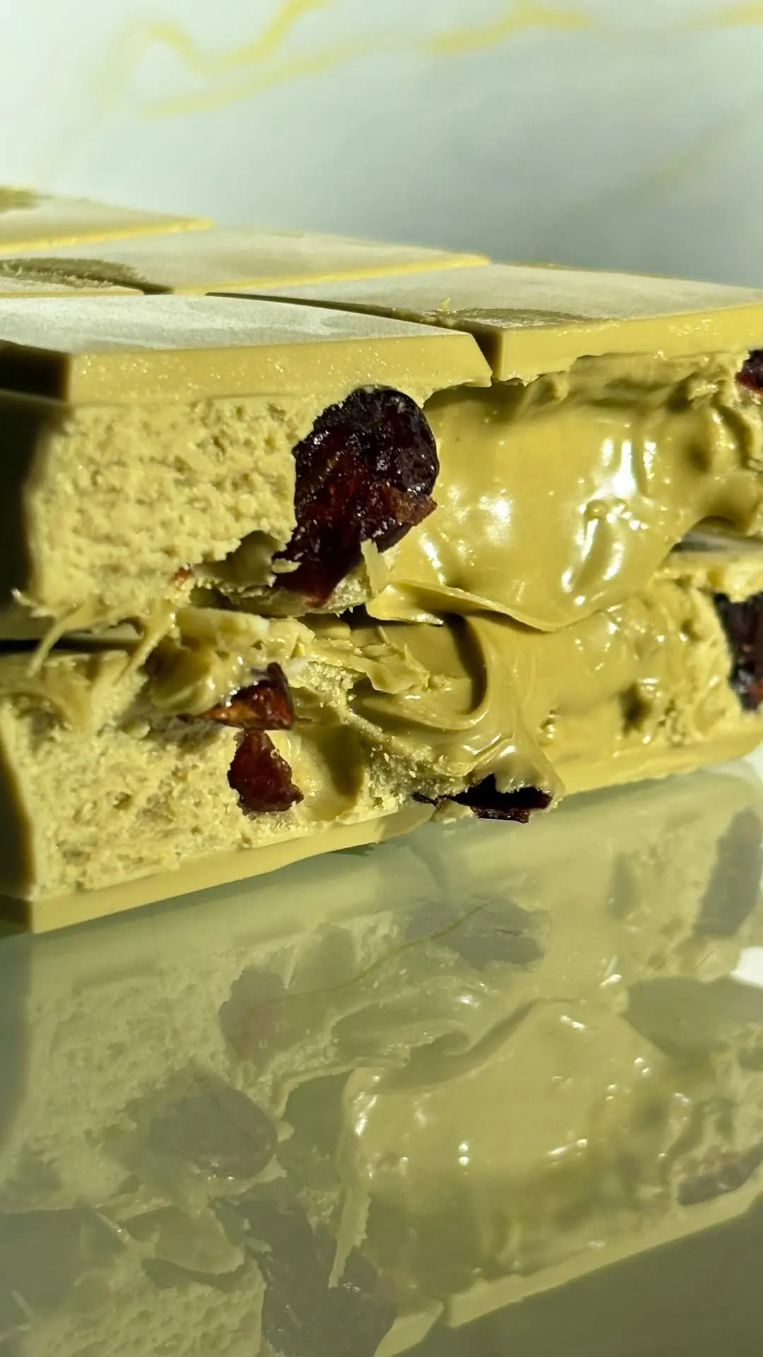 stevia-pistachio-cream-cranberries-and-white-chocolate-bar