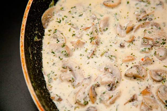 champinones-al-ajo-con-crema-de-parmesano-y-pancheta