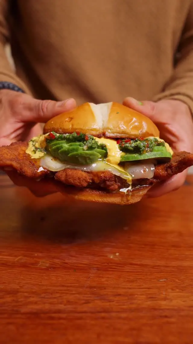sandwich-de-milanesa-de-pollo-"estilo-buenazo"-con-doble-salsa-(huancaina-y-chimichurri)-"superb-style"-chicken-milanesa-sandwich-with-double-sauce-(huancaina-and-chimichurri)