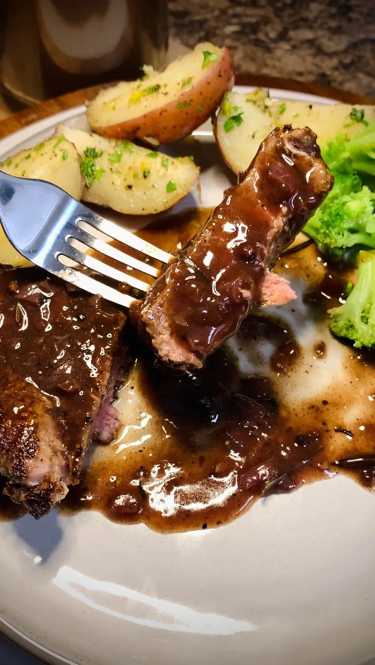 super-easy-garlic-butter-steak-in-red-wine-sauce