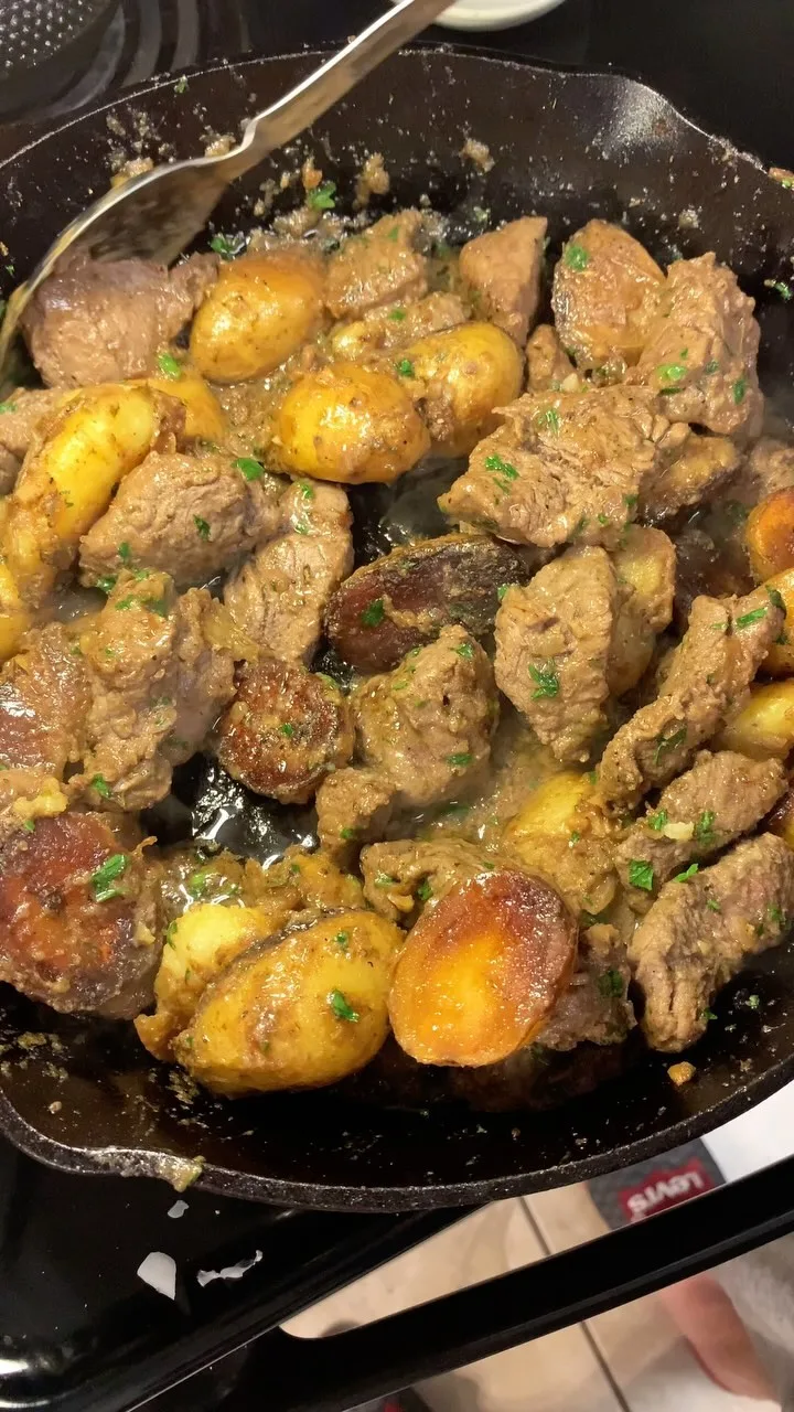 garlic-butter-steak-bites-and-potatoes