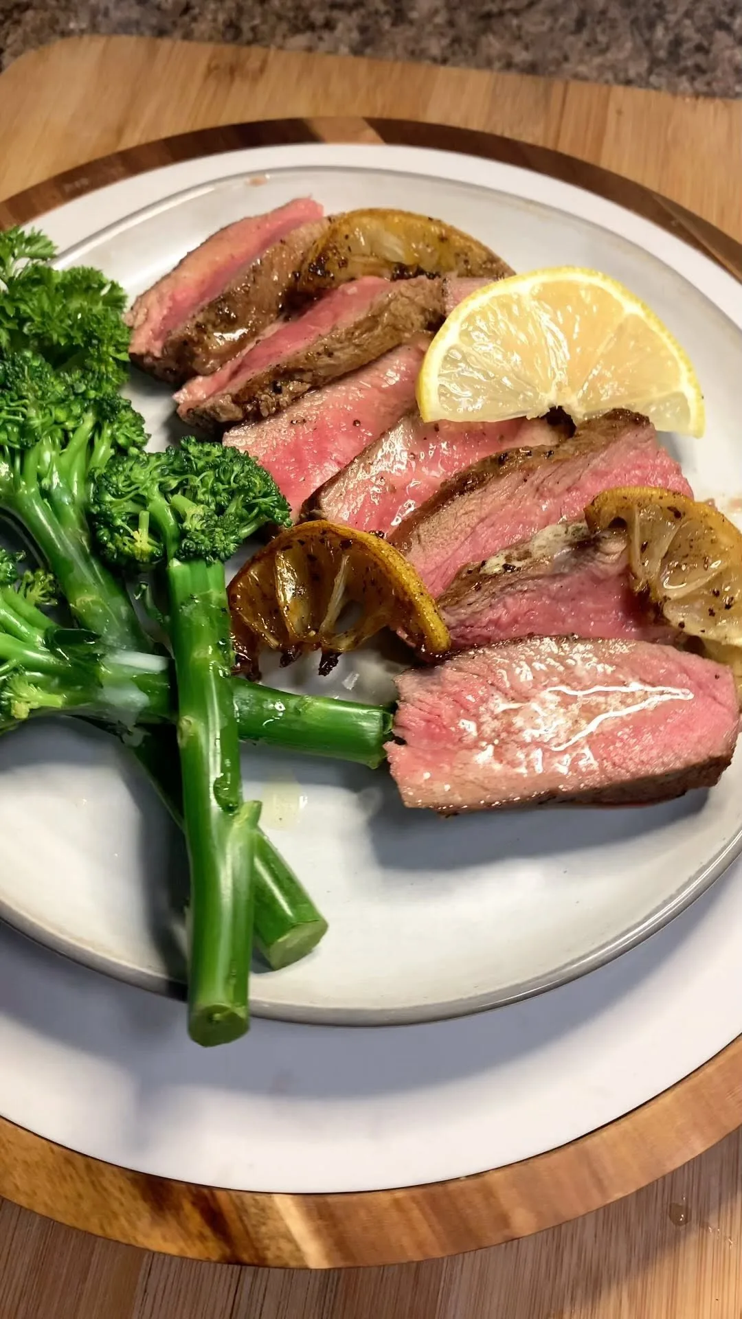 lemony-garlic-butter-steak-and-broccolini