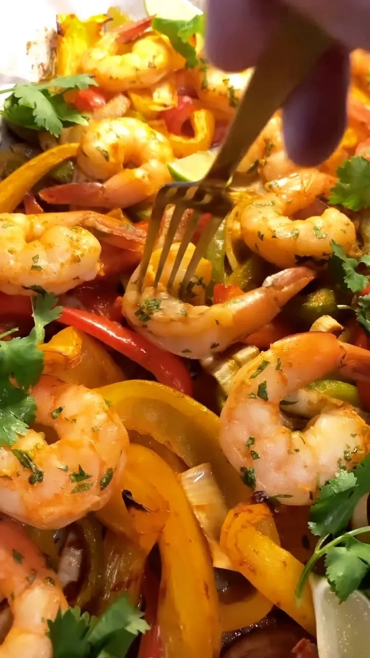 sheet-pan-shrimp-fajitas