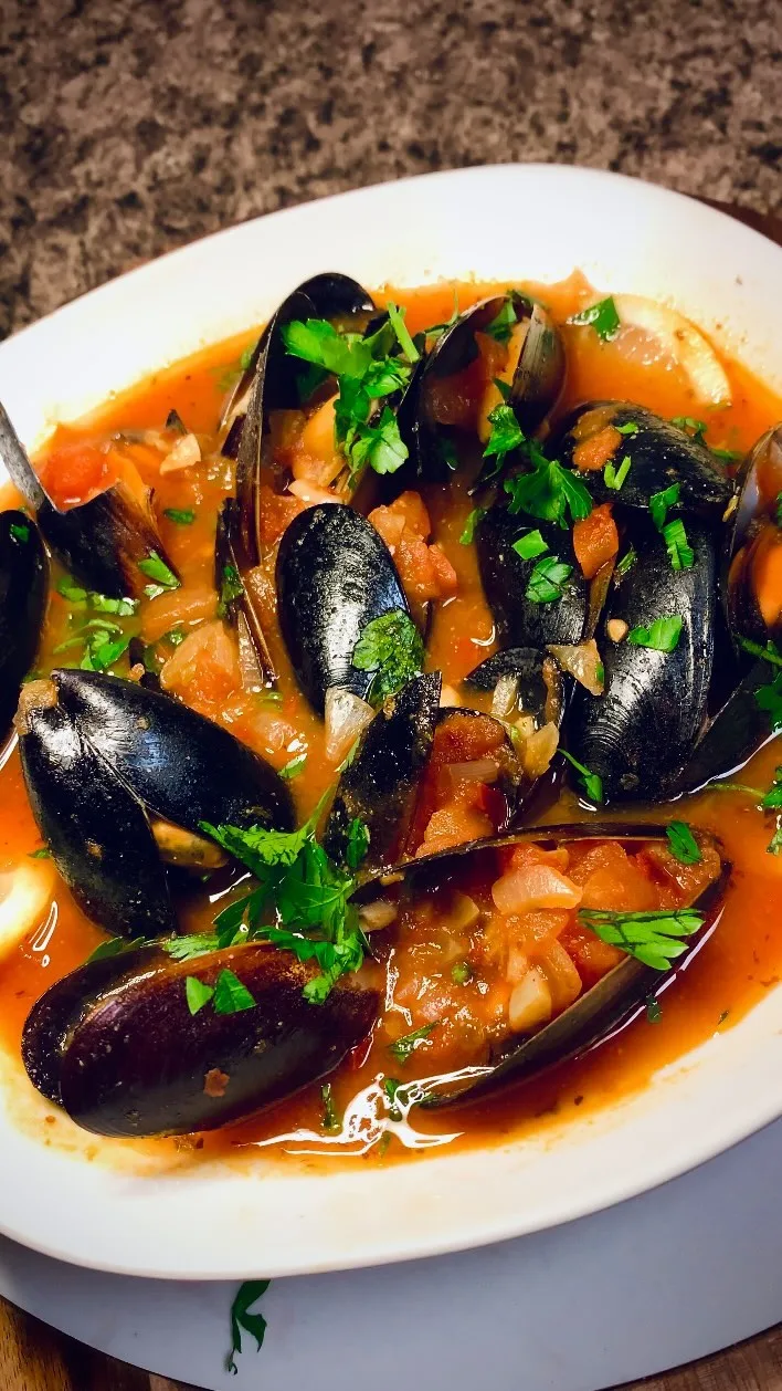 mussels-with-white-wine-and-tomato-broth