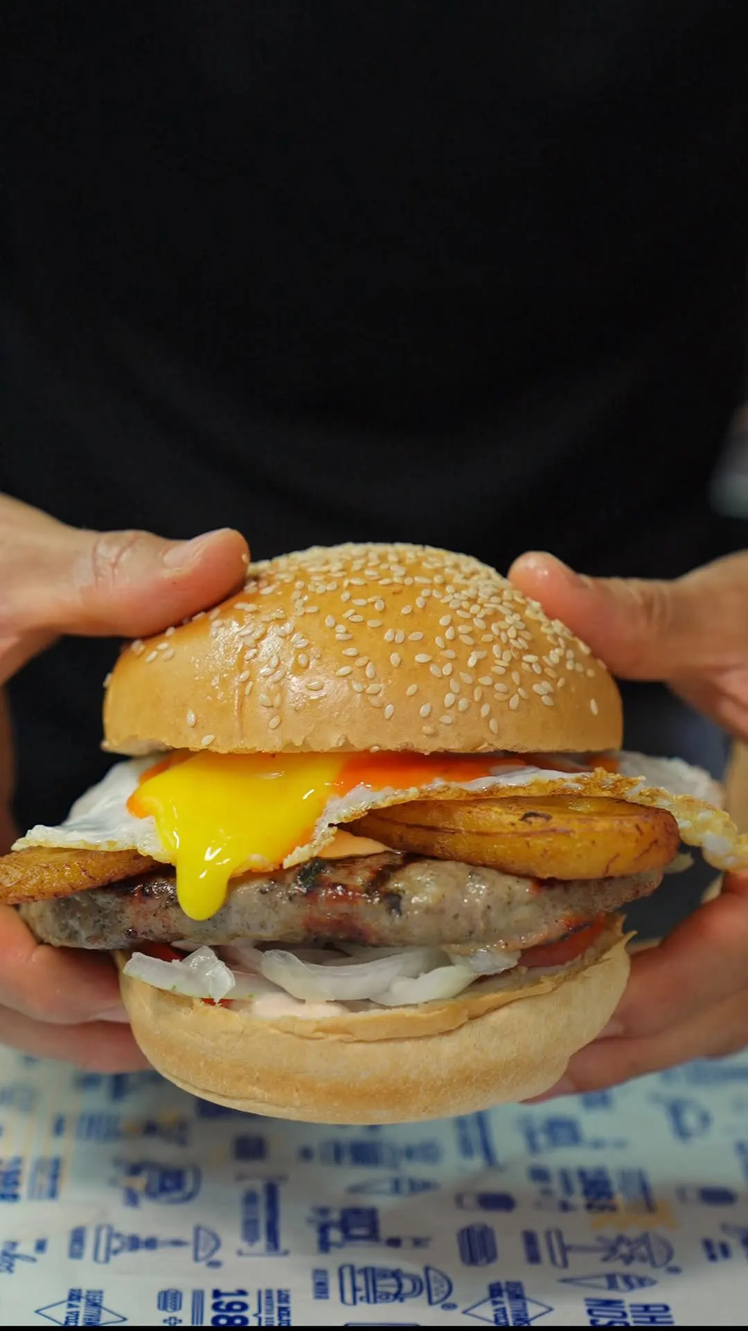 hamburguesa-bembos-"a-lo-pobre"-con-nuevas-salsas-criollas-"bembos-'a-lo-pobre'-burger-with-new-creole-sauces"