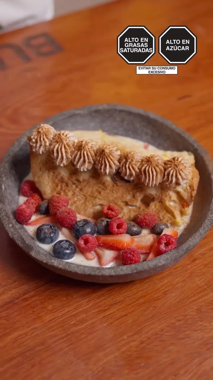 paneton-tres-leches-con-chantilly-de-canela-y-frutos-rojos-three-milks-panettone-with-cinnamon-chantilly-and-red-fruits