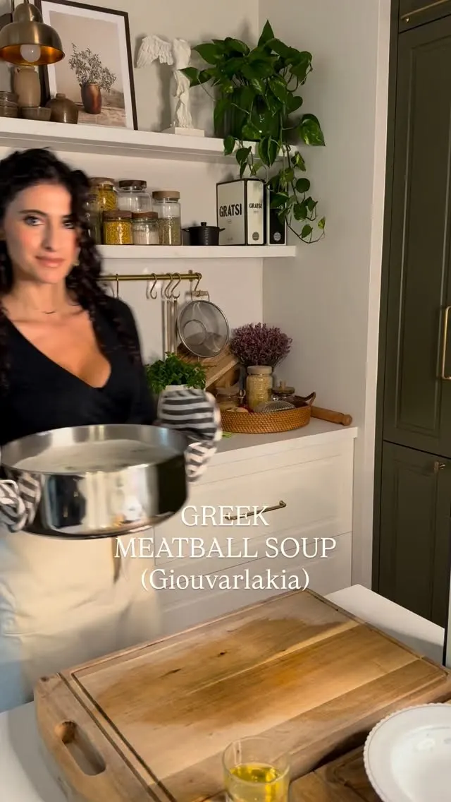 giouvarlakia-avgolemono-(greek-meatball-soup-with-egg-lemon-sauce)