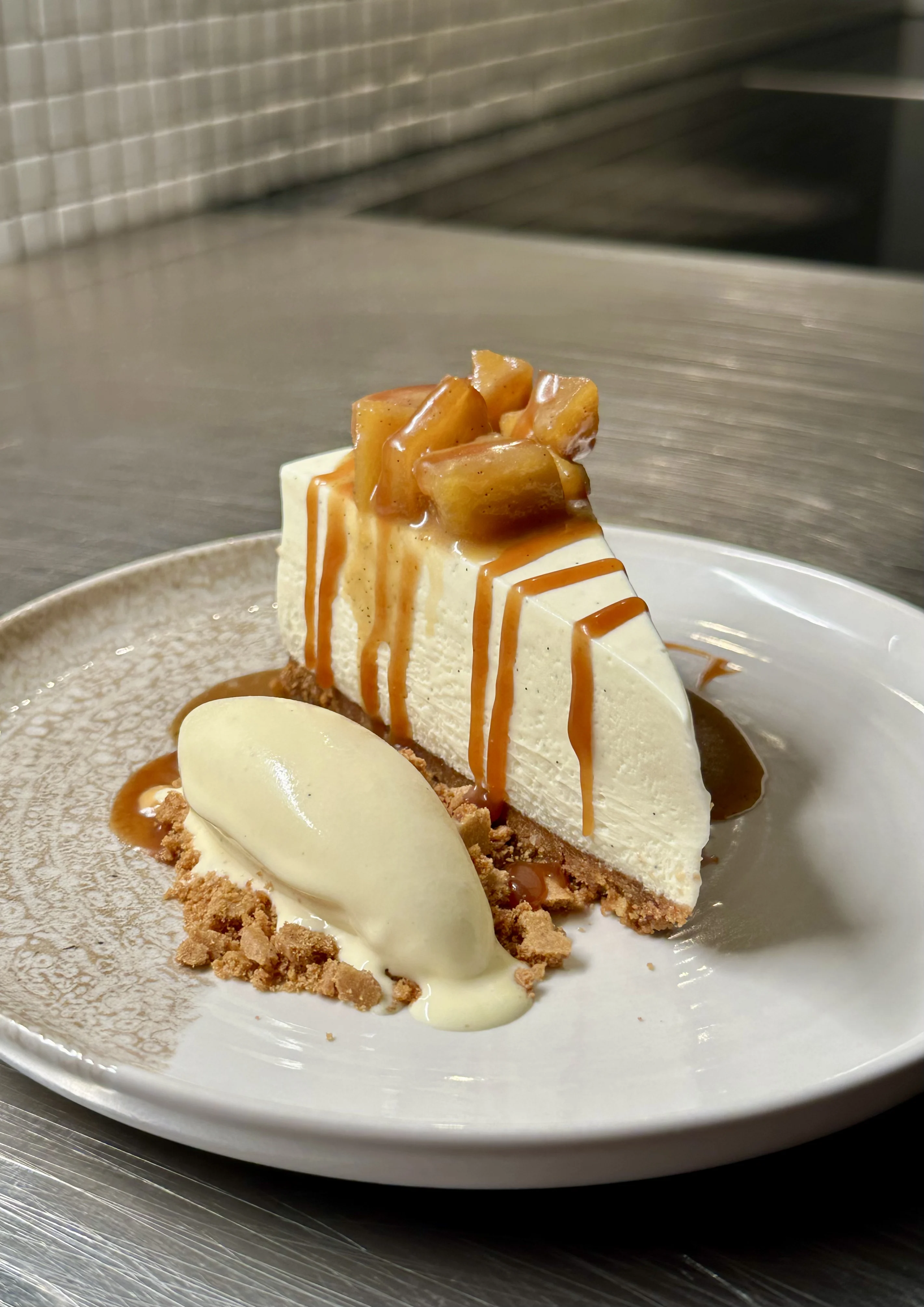 no-bake-white-chocolate-cheesecake-with-caramelised-apple
