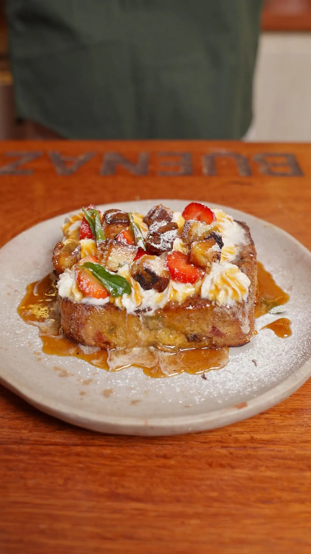 tostadas-francesas-de-paneton-con-crema-batida-y-frutos-rojos-french-toast-with-panettone-whipped-cream-and-red-fruits